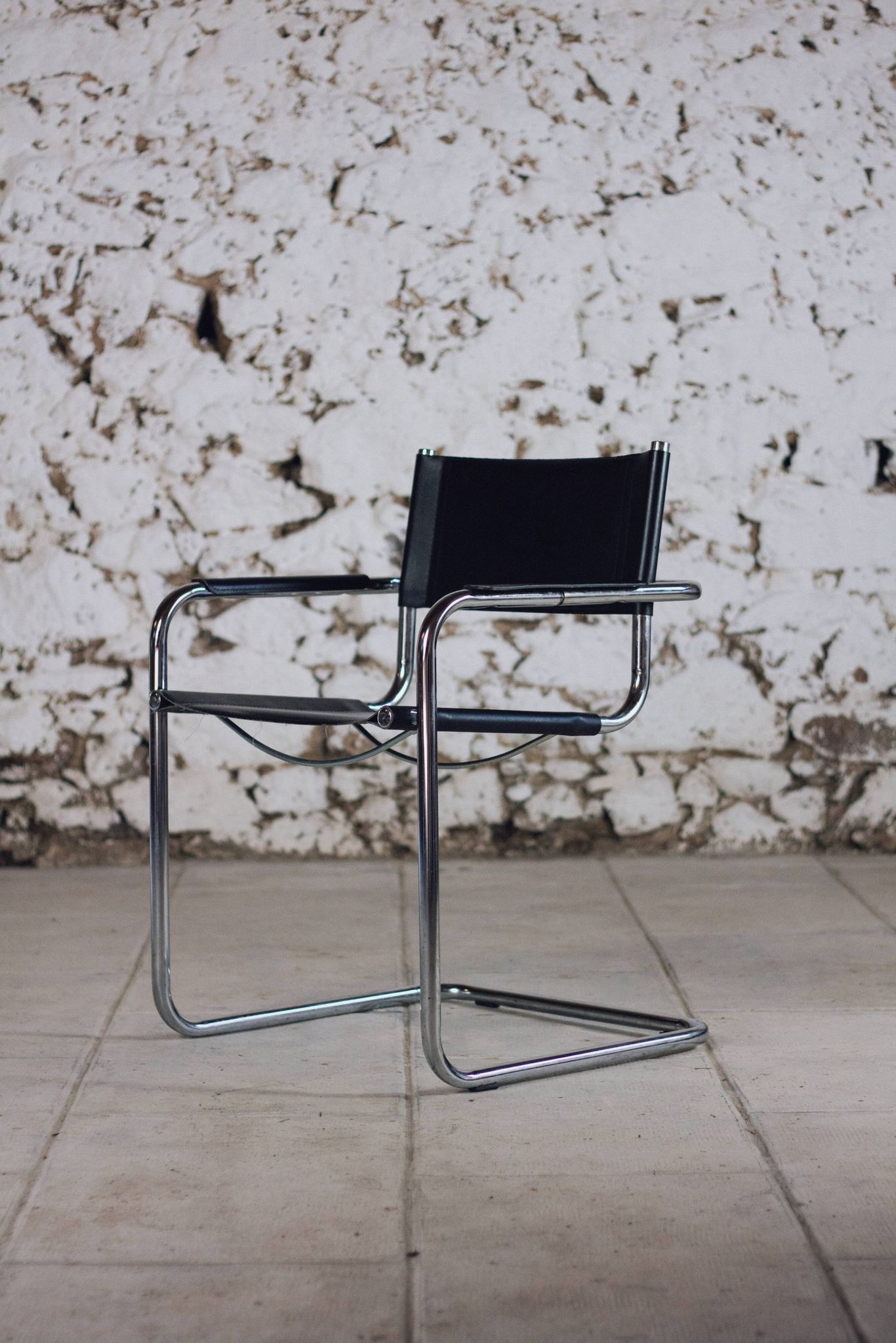Pair of Bauhaus cantilever armchairs in chromed metal and leather, 1970