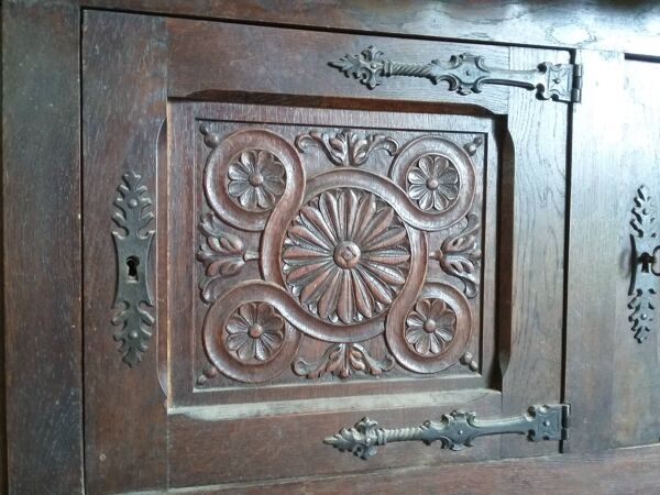 Buffet basque artisanal en chêne, début XXème