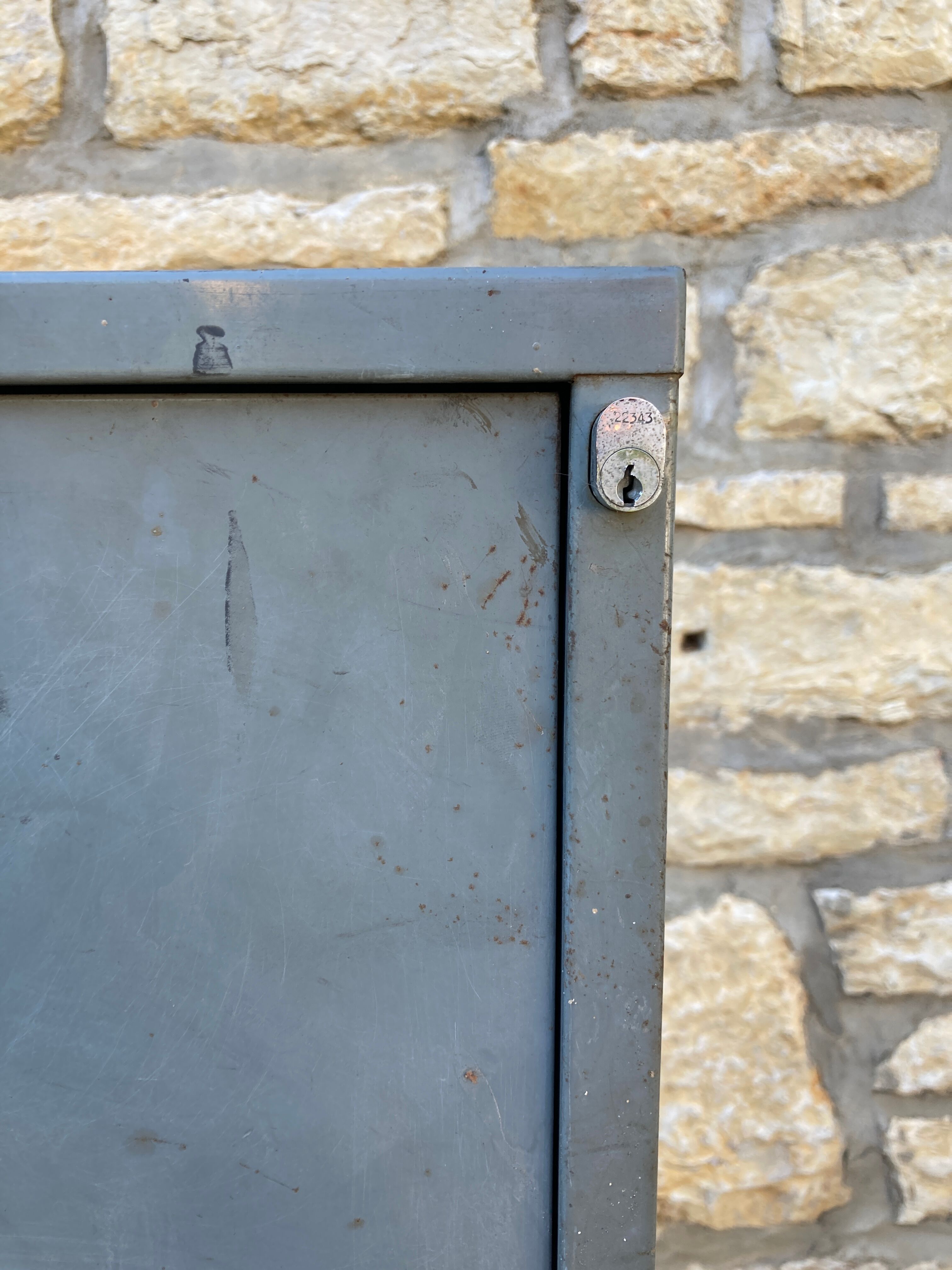 Metal workshop furniture with valves