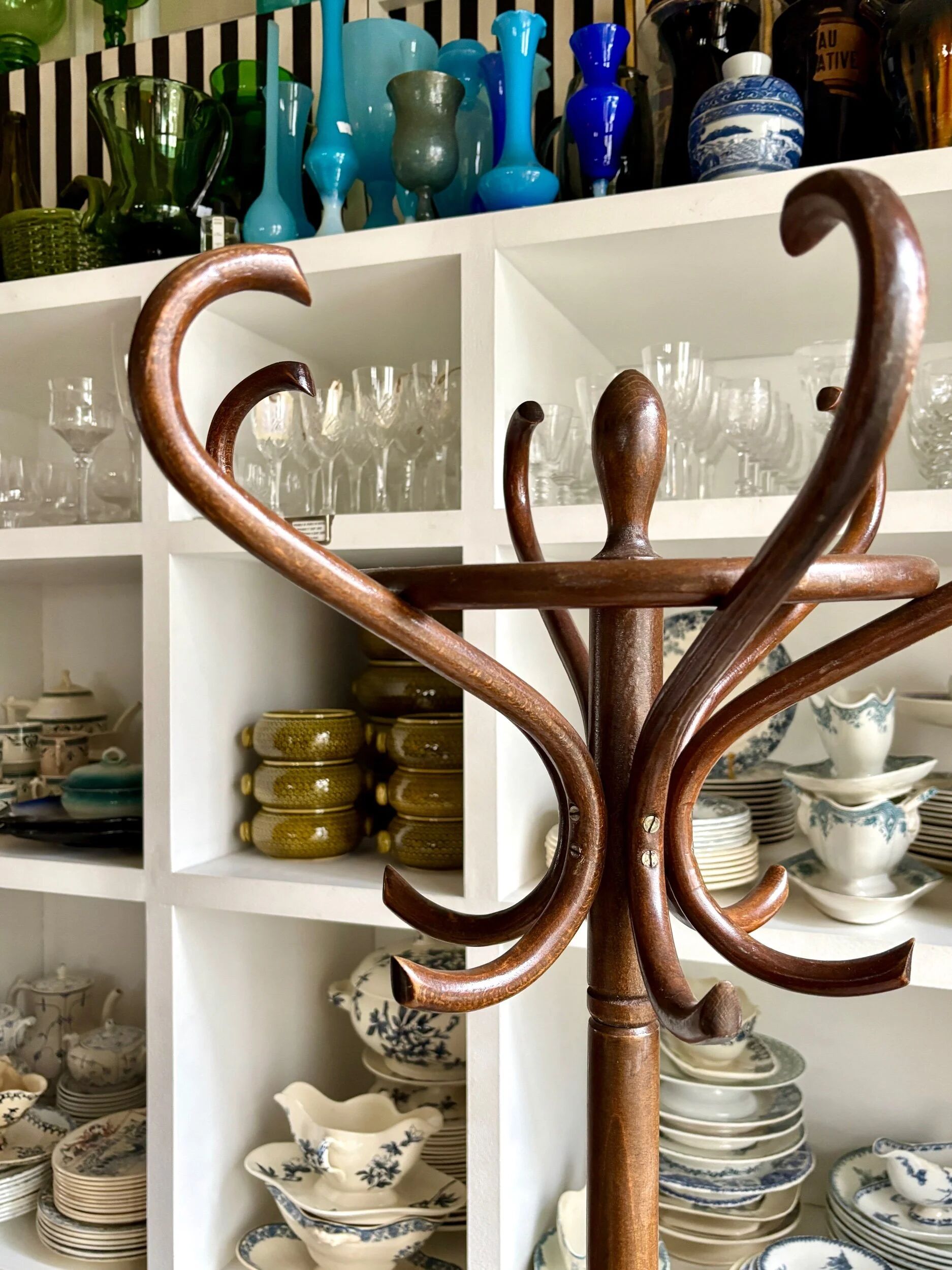 Dark curved beech coat rack with 6 hooks