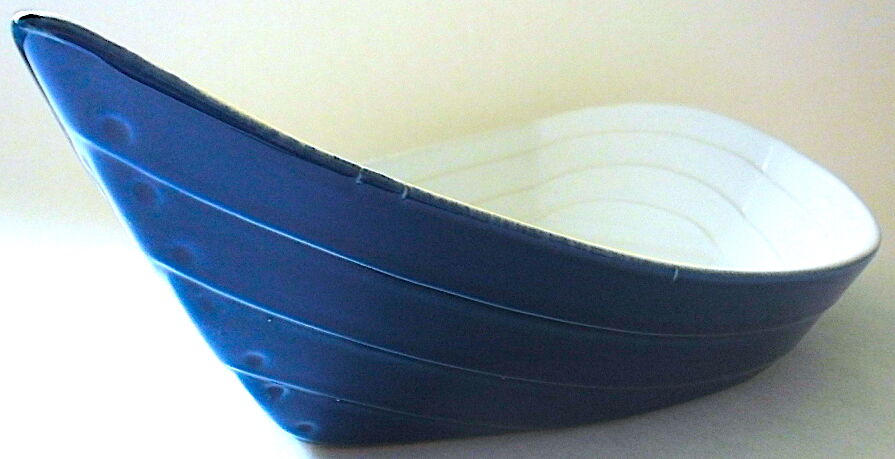 Breton earthenware dish, by the Appolia workshop in Languidic, forming the hull of a boat