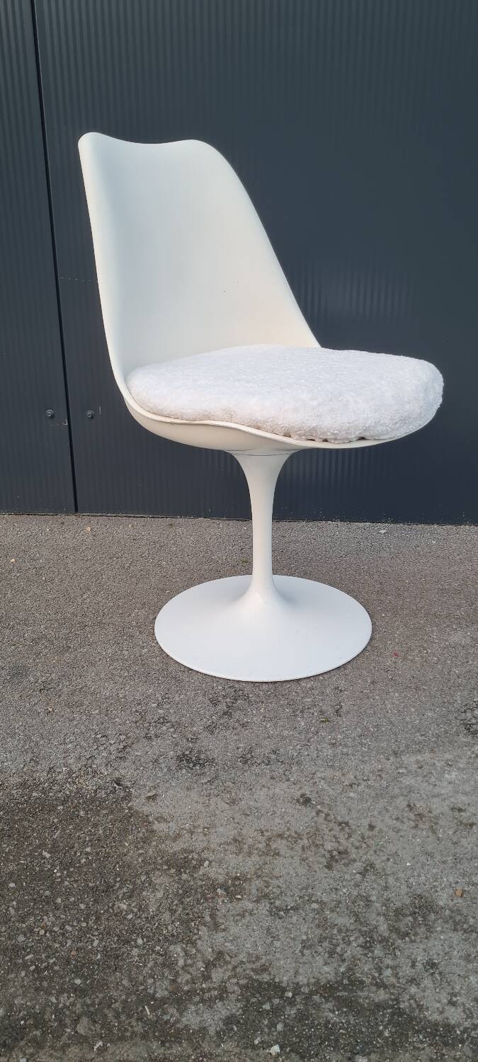 Tulip chair by Eero Saarinen, for Knoll