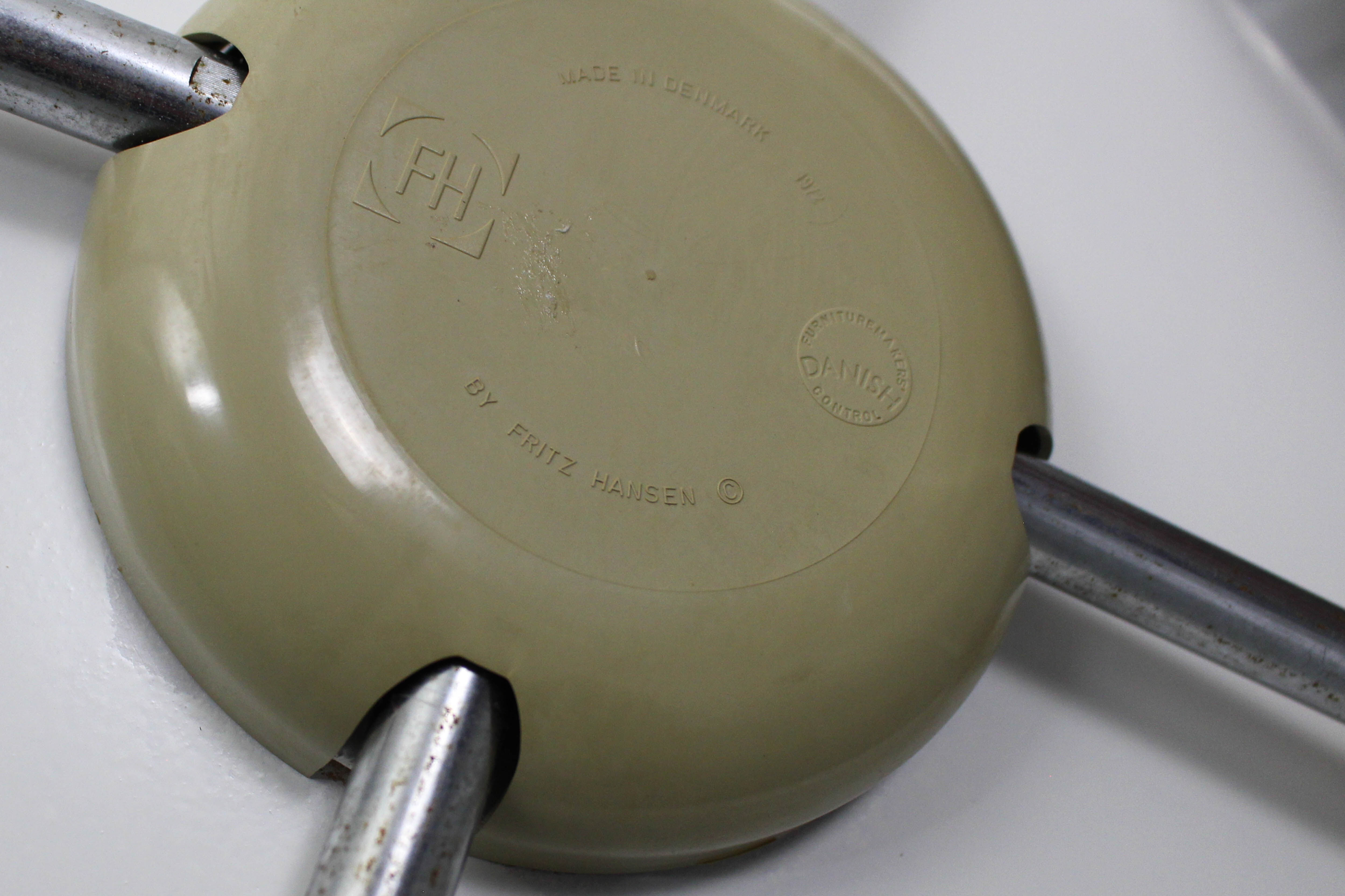 Set of 6 Arne Jacobsen 3207 Armchairs and Dining Table A826 by  Arne Jacobsen for Fritz Hansen