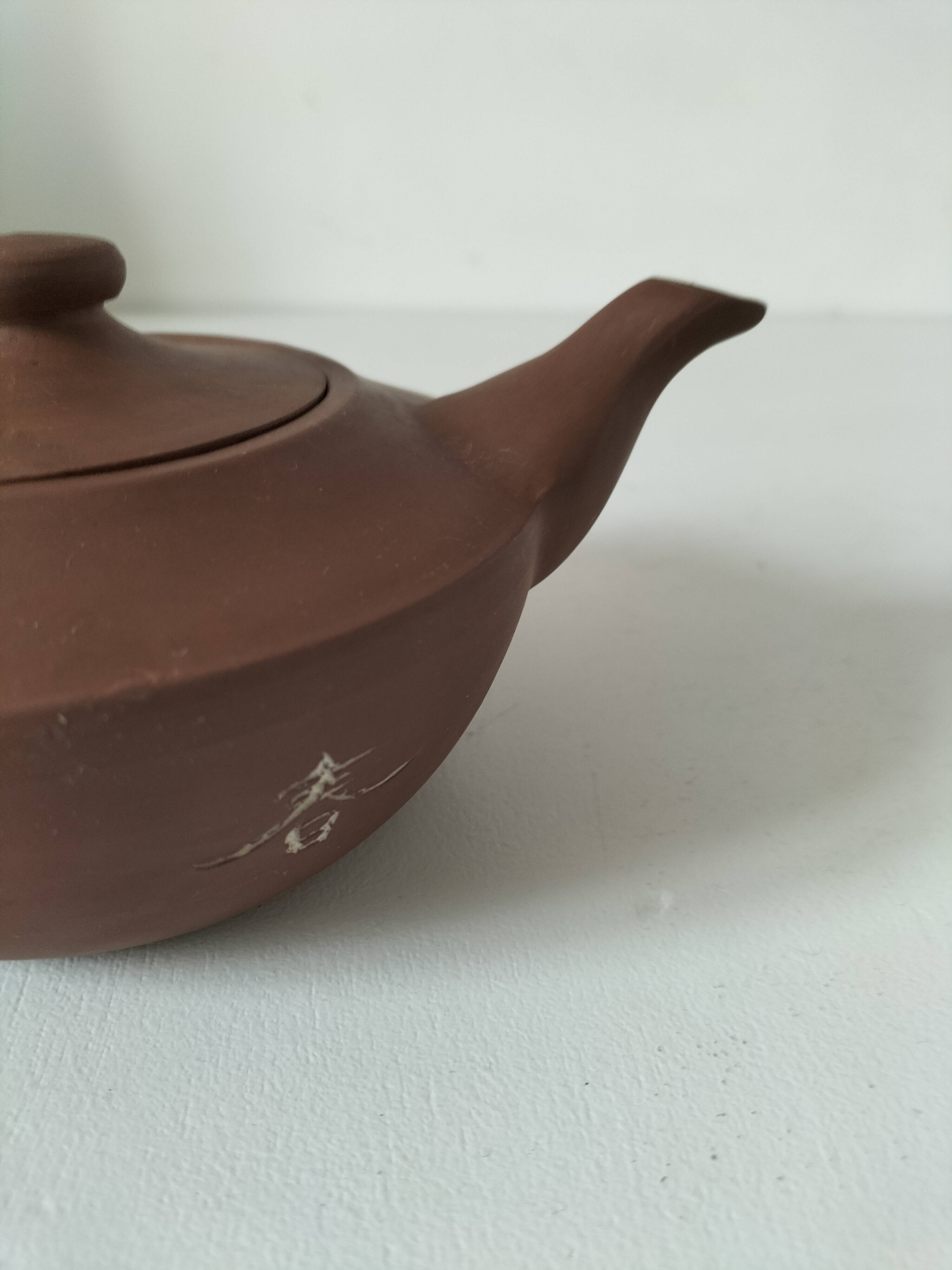 Japanese teapot in red clay engraved with integrated filter.
