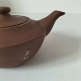 Japanese teapot in red clay engraved with integrated filter.