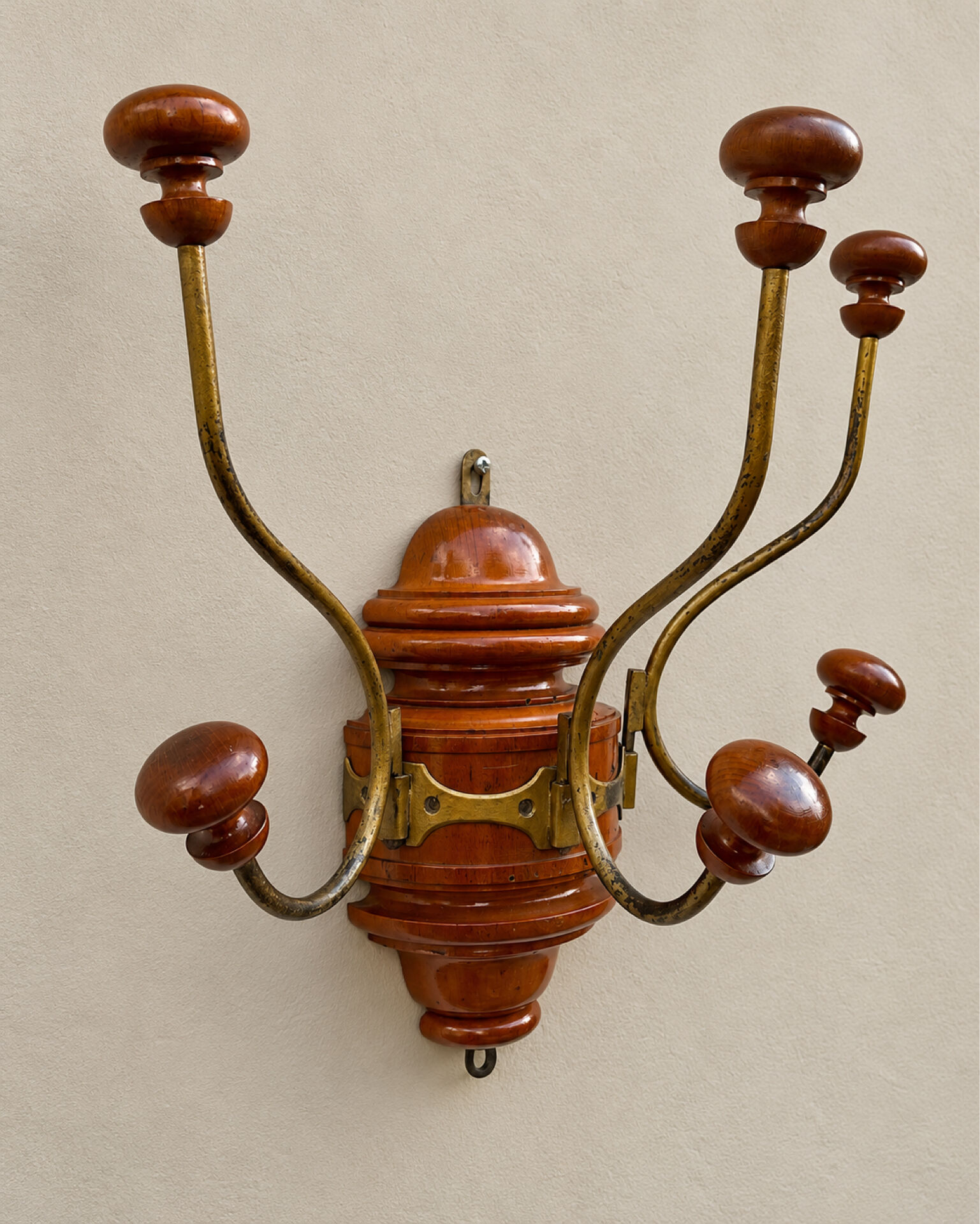 Antique wall coat rack in turned wood and gilded metal, circa 1900-1930.