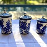 Trois petits pots bleus