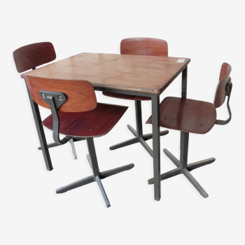 Table avec 4 chaises d'enfants scandinave des années 60 vintage