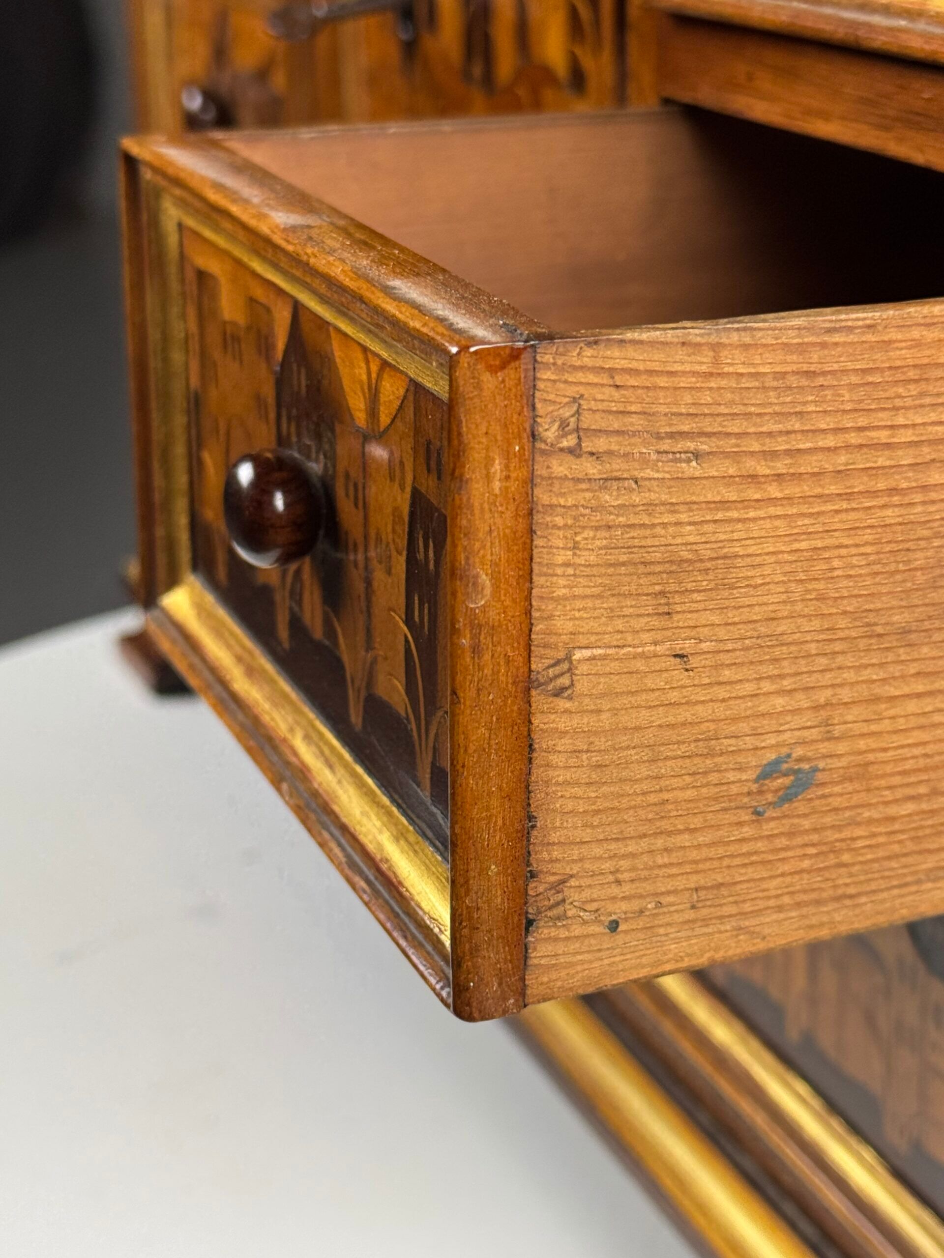Cabinet d'art en marqueterie allemande