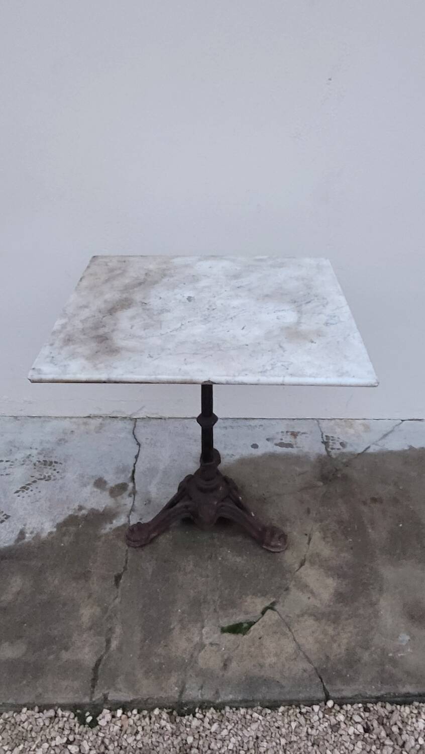 Bistro pedestal table in marble and cast iron lion paws