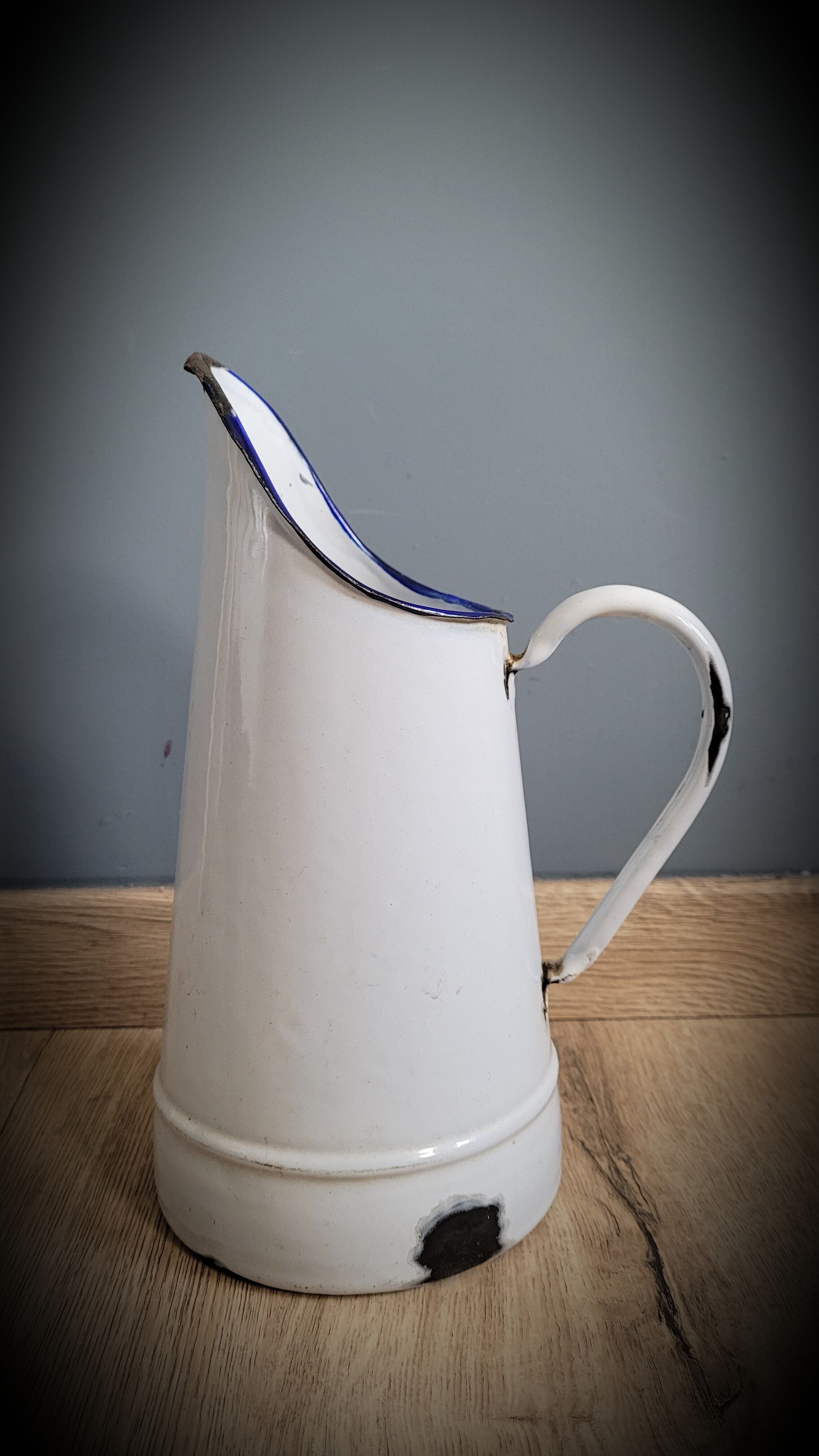 Broc enamelled white