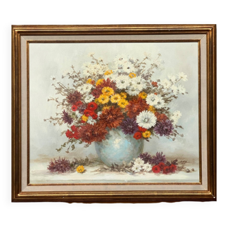 Still life signed with chrysanthemums. Oil on canvas.