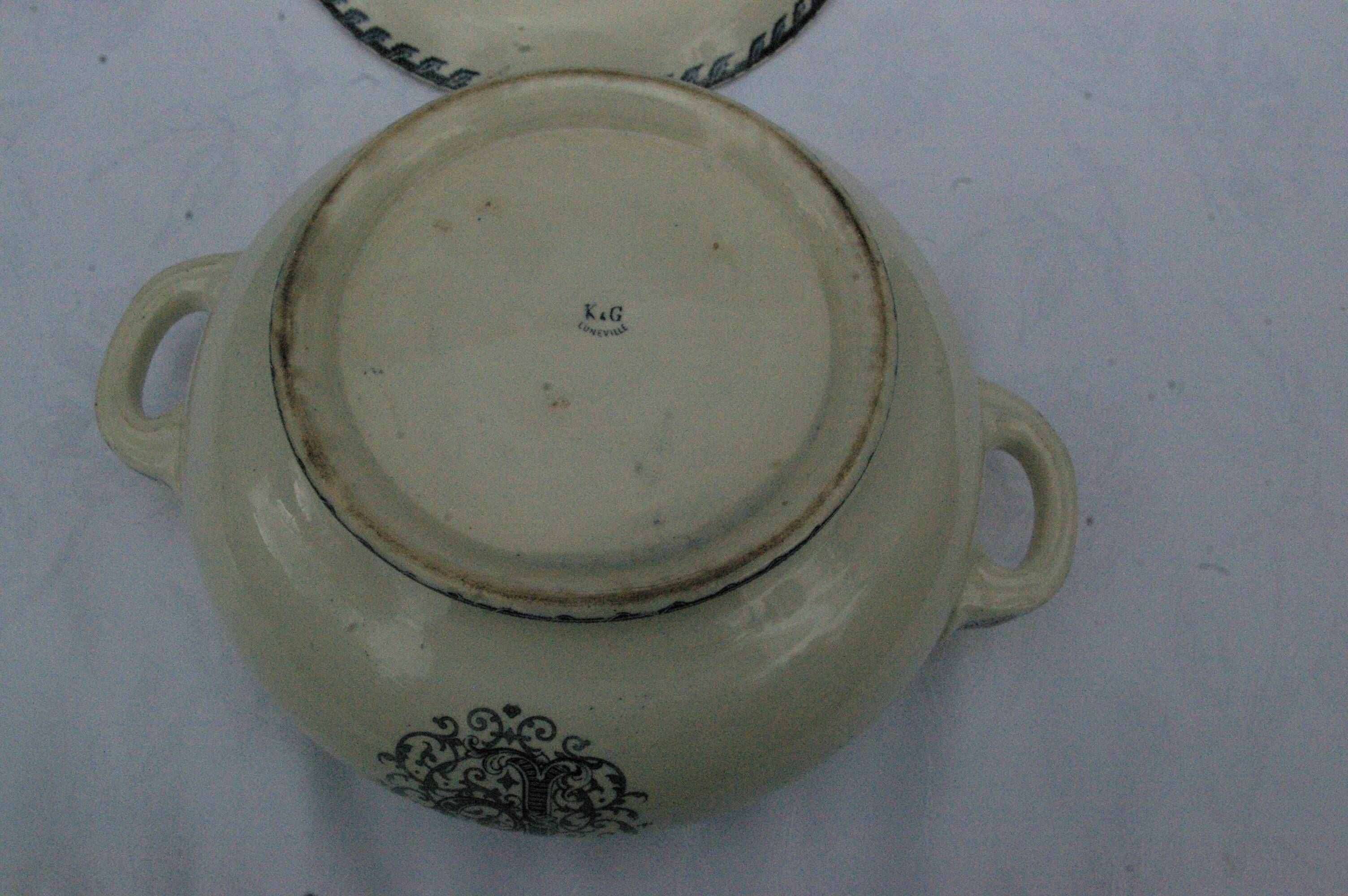 Ancienne soupière légumier faïence kg lunéville - monogramme p et décor rinceaux
