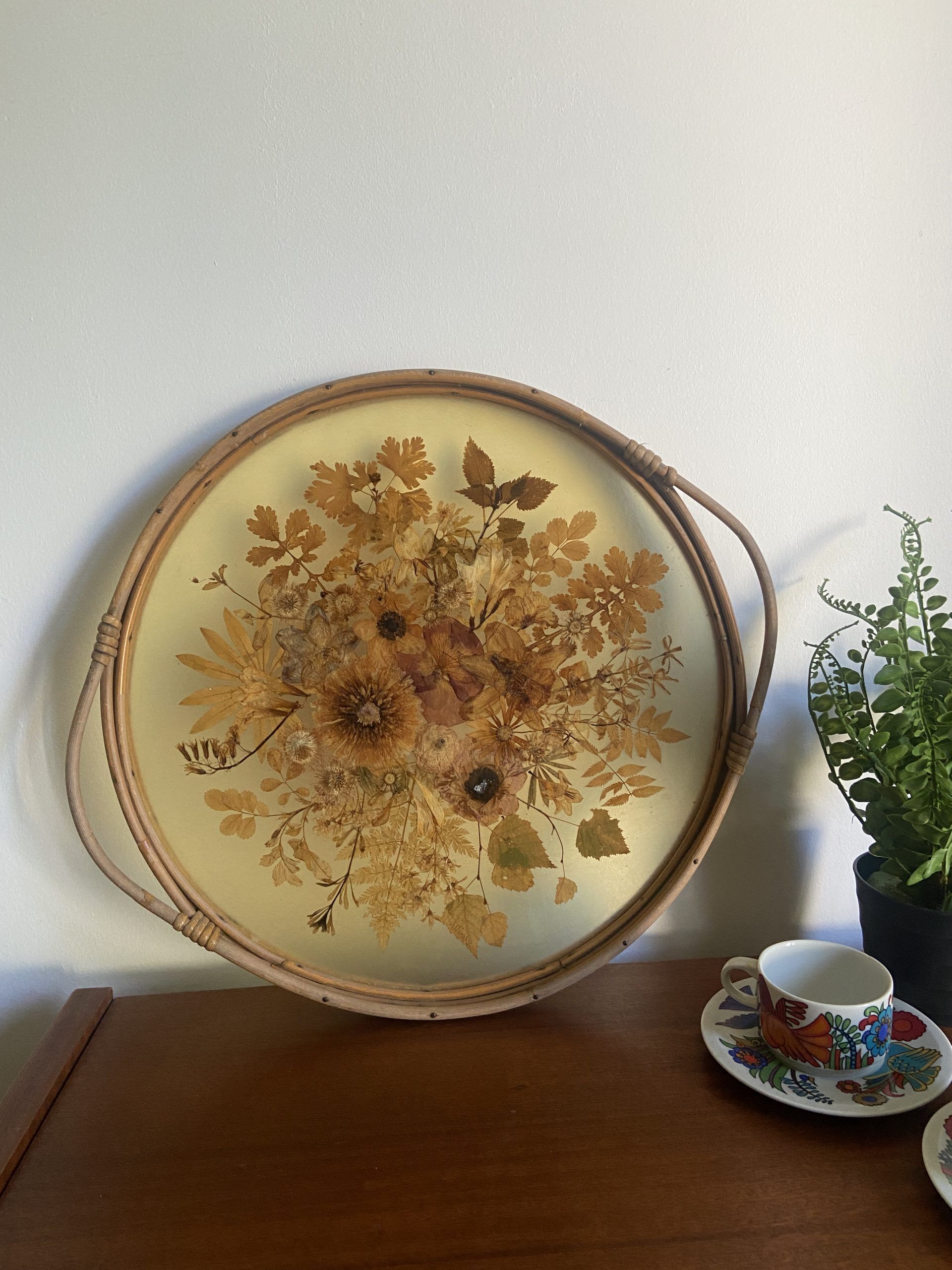 Plateau en rotin et inclusion de fleurs séchées