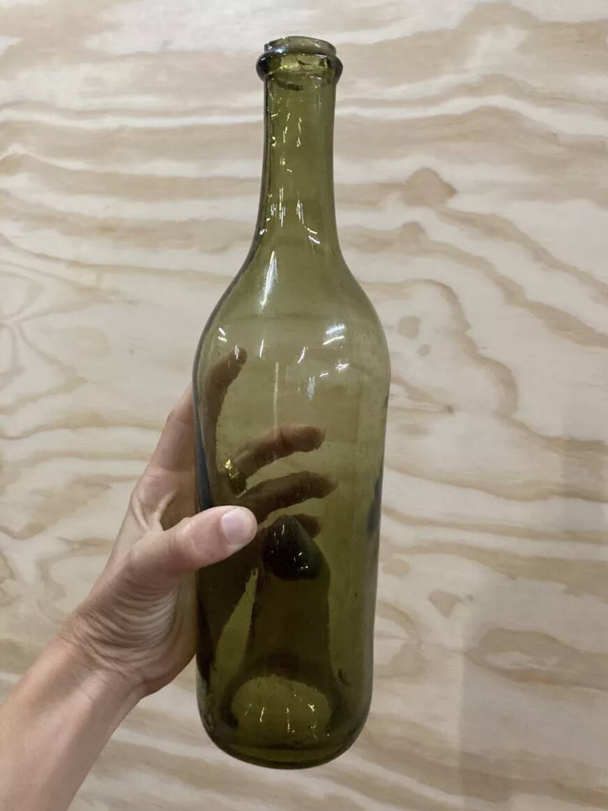 Bouteille ancienne verre verte forme libre