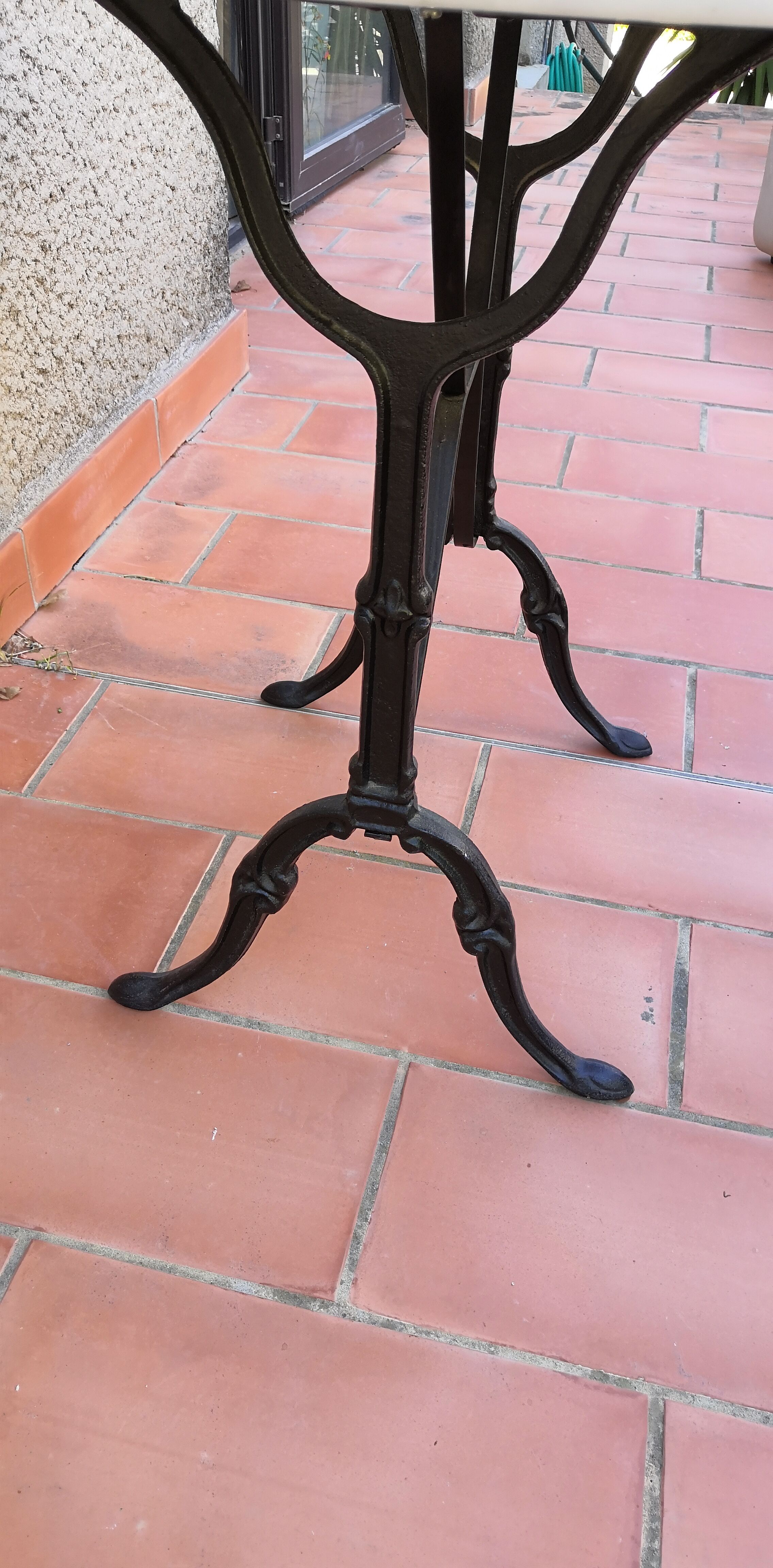 Round table marble and foot vintage cast iron