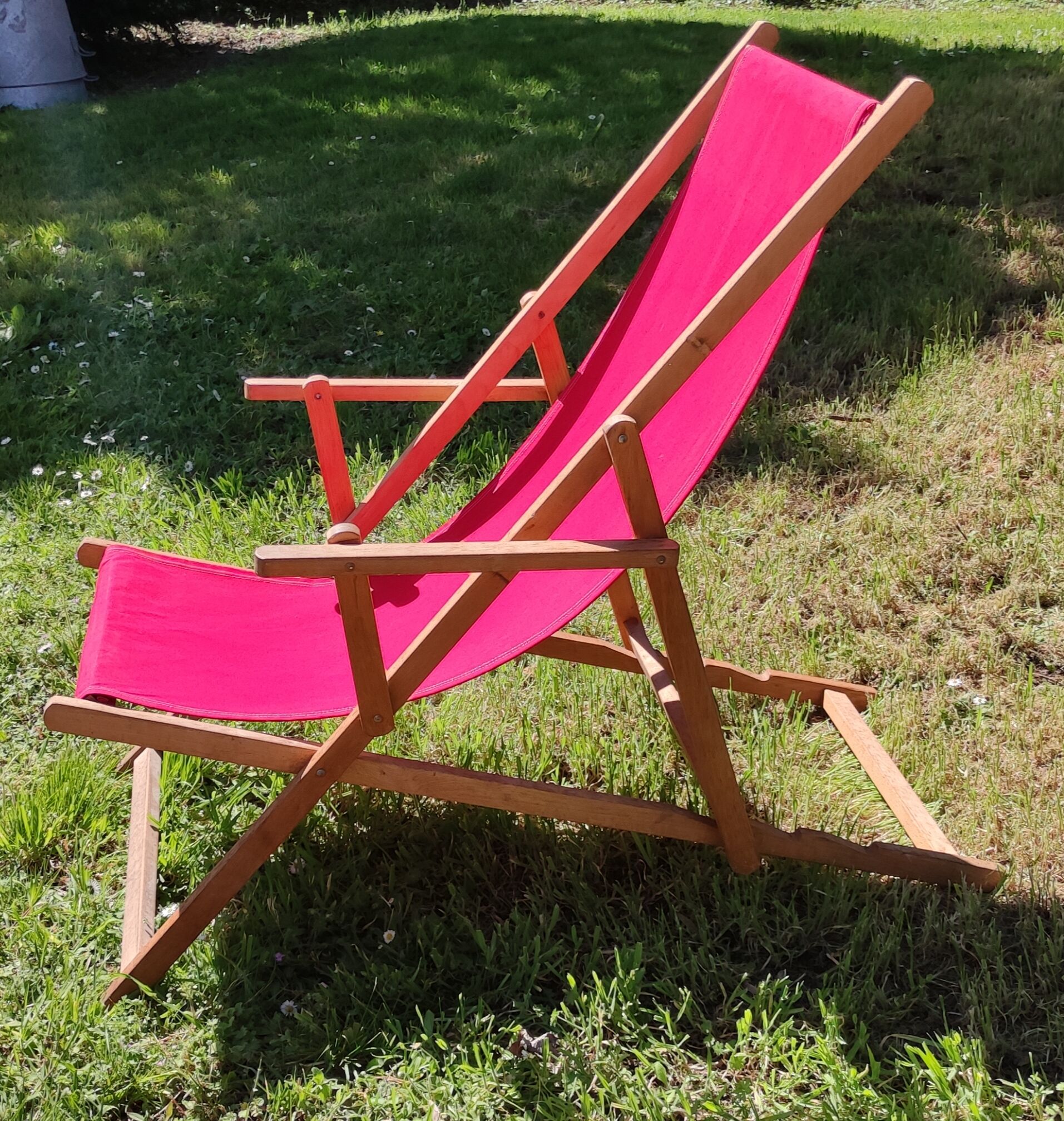 Pair of Chilean women/vintage deckchairs