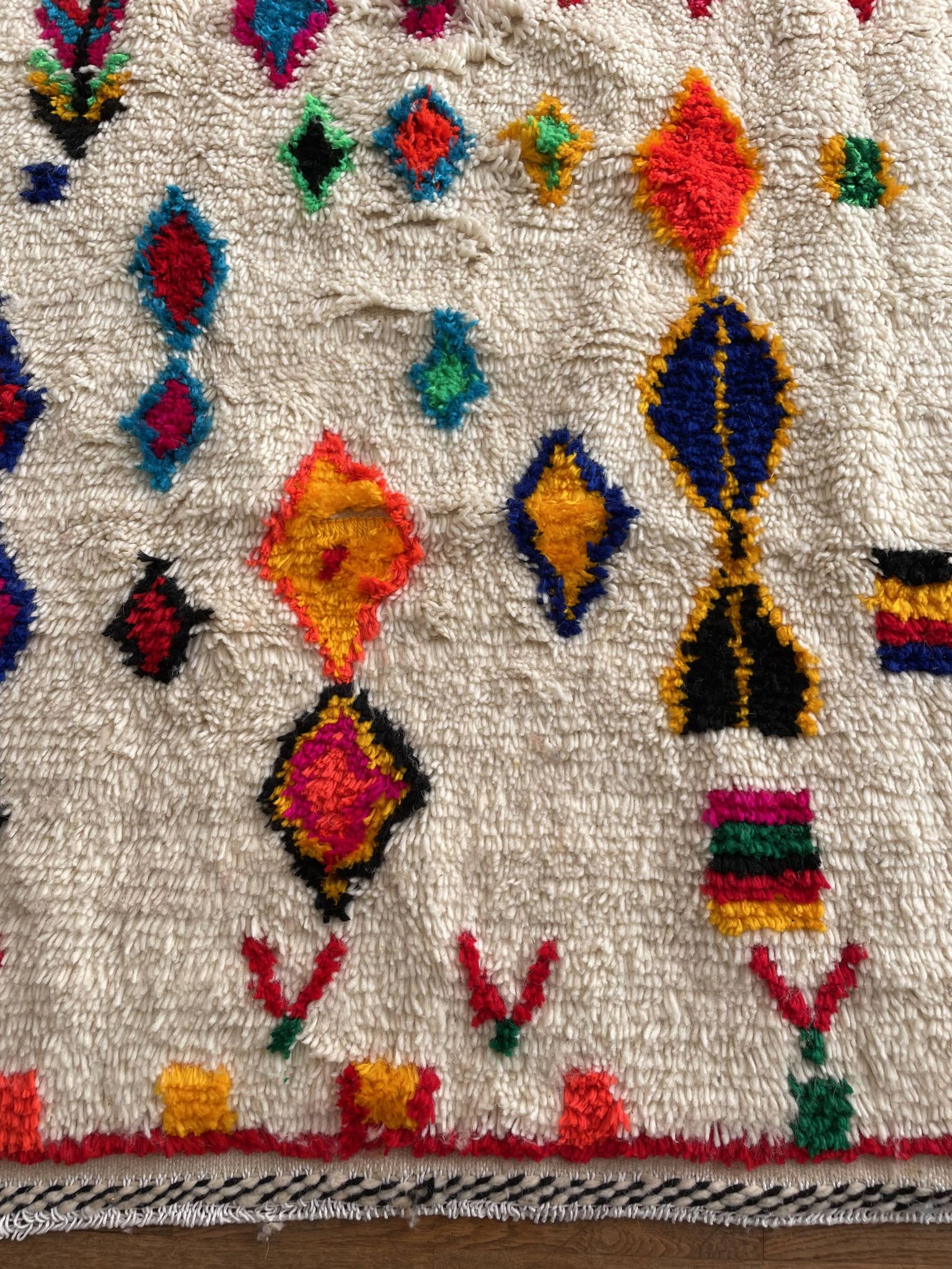 Tapis marocain berbère Azilal multicolore et fluo