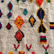Tapis marocain berbère Azilal multicolore et fluo