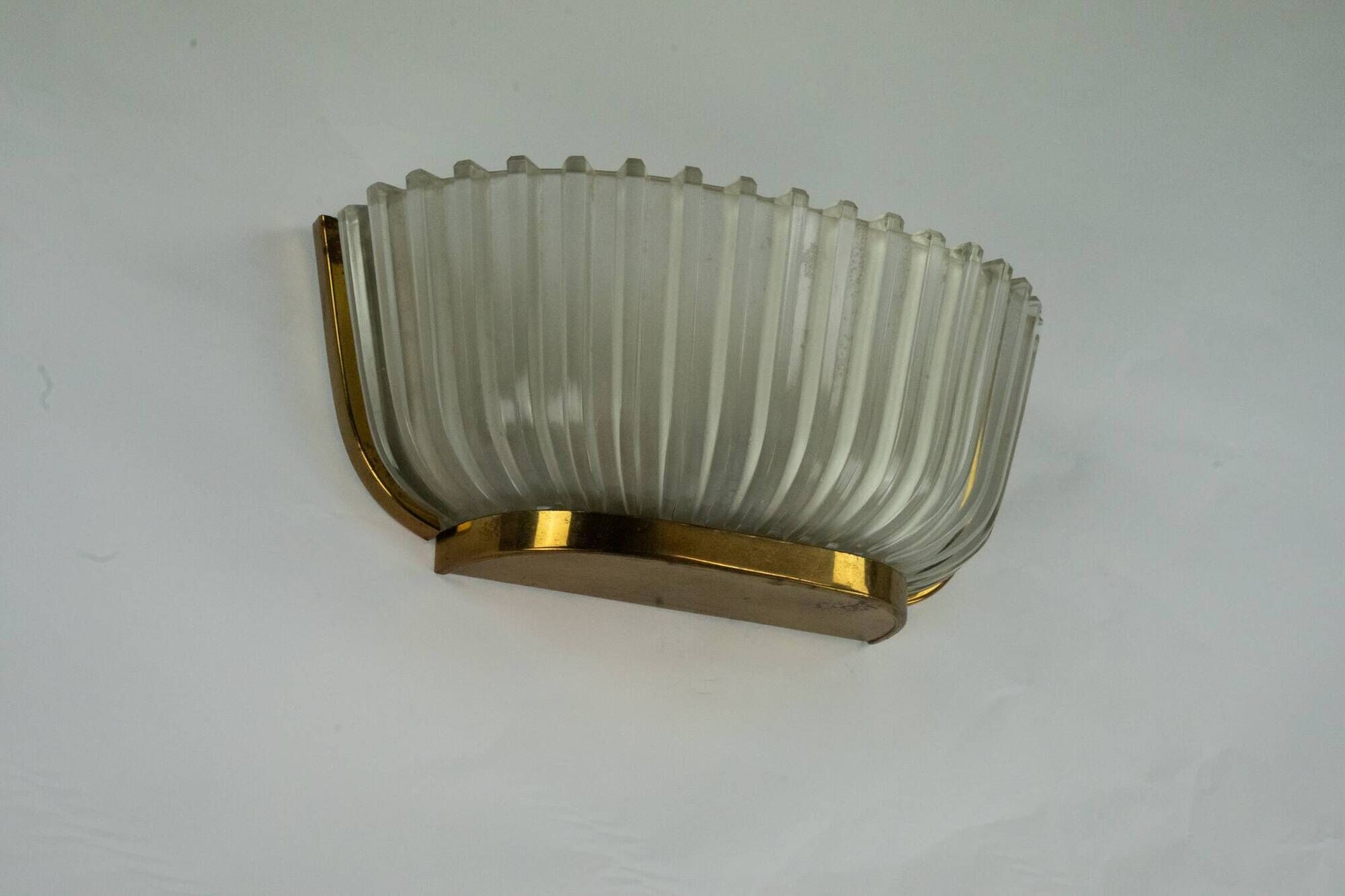 Single Art deco Seguso sconce in brass and glass. Italy 1940s