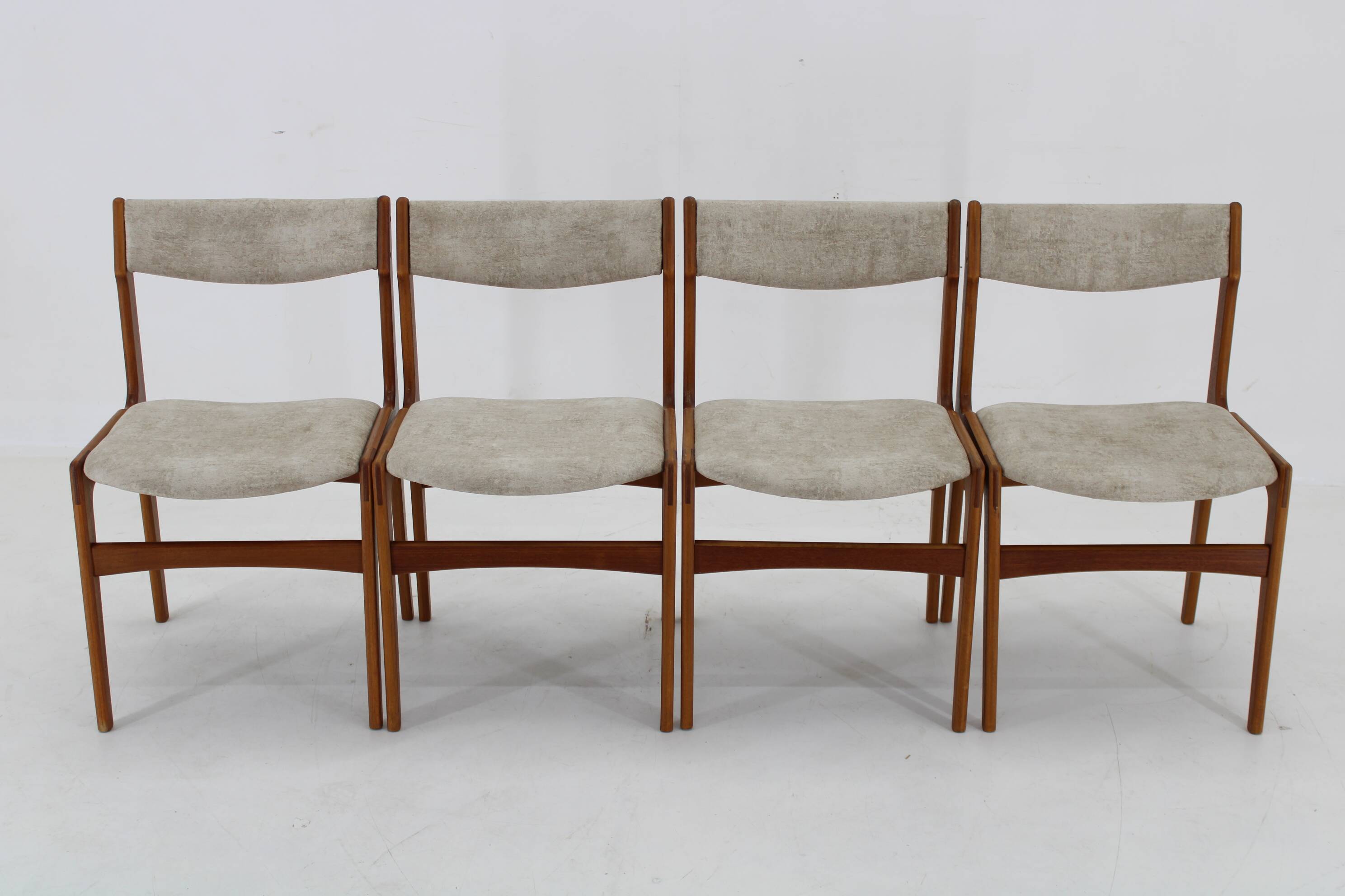 Ensemble de 4 chaises à manger danoises en teck des années 1960, restaurées