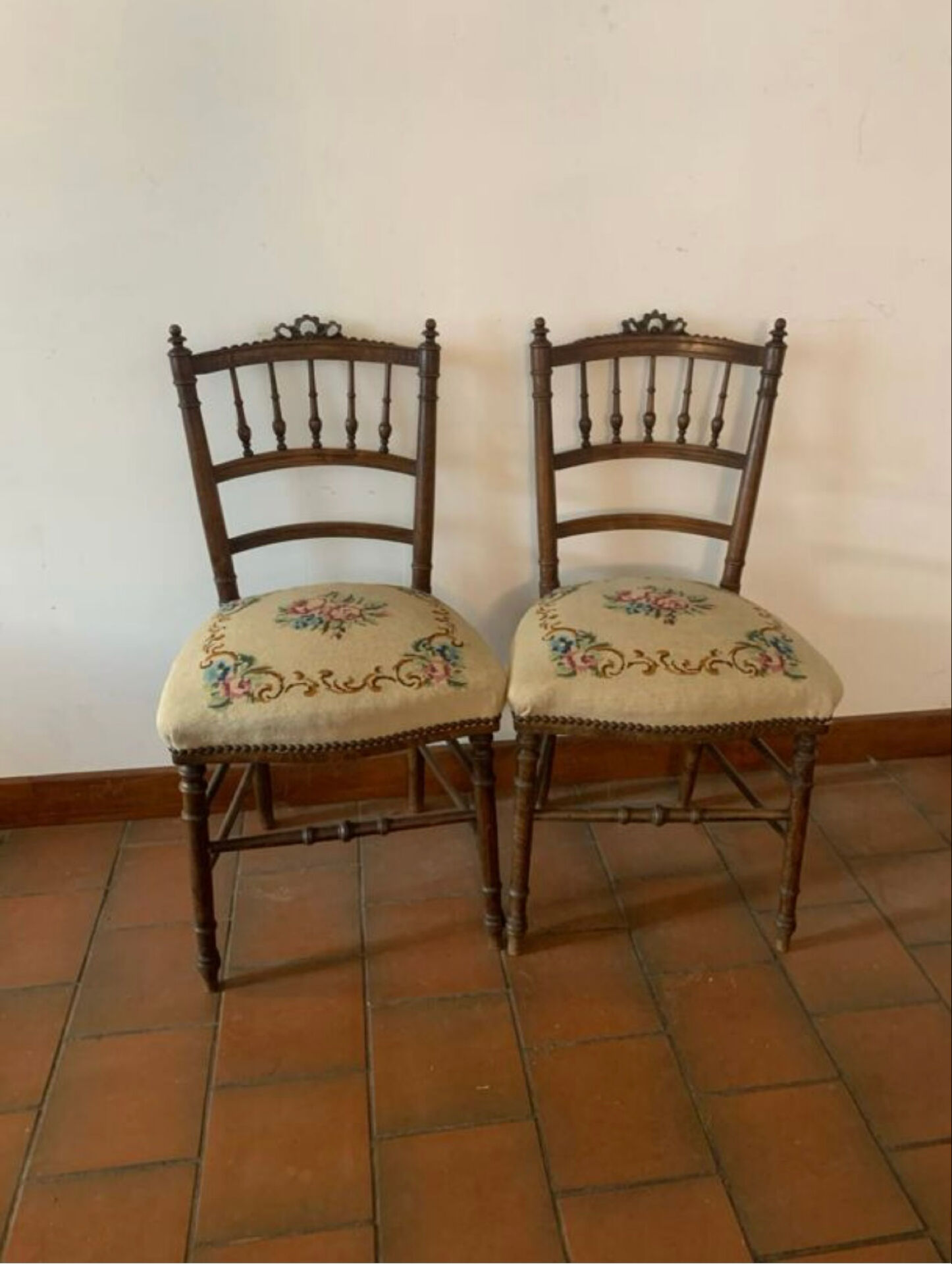 Paires de chaises tissu fleuri aux dames de France