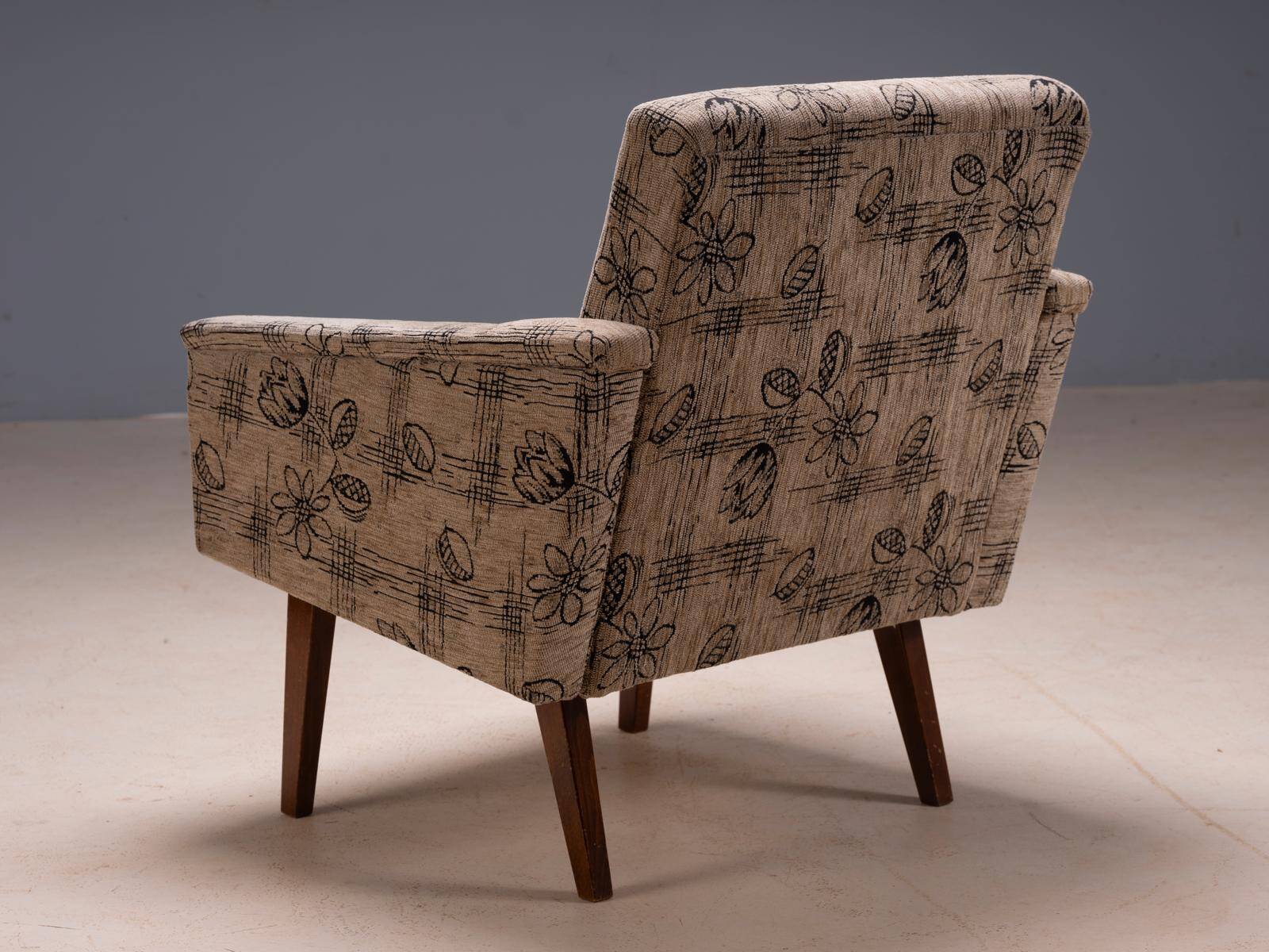 Pair of mid-century upholstered armchairs with floral fabric, Czechoslovakia, 65 × 75 × 85 cm