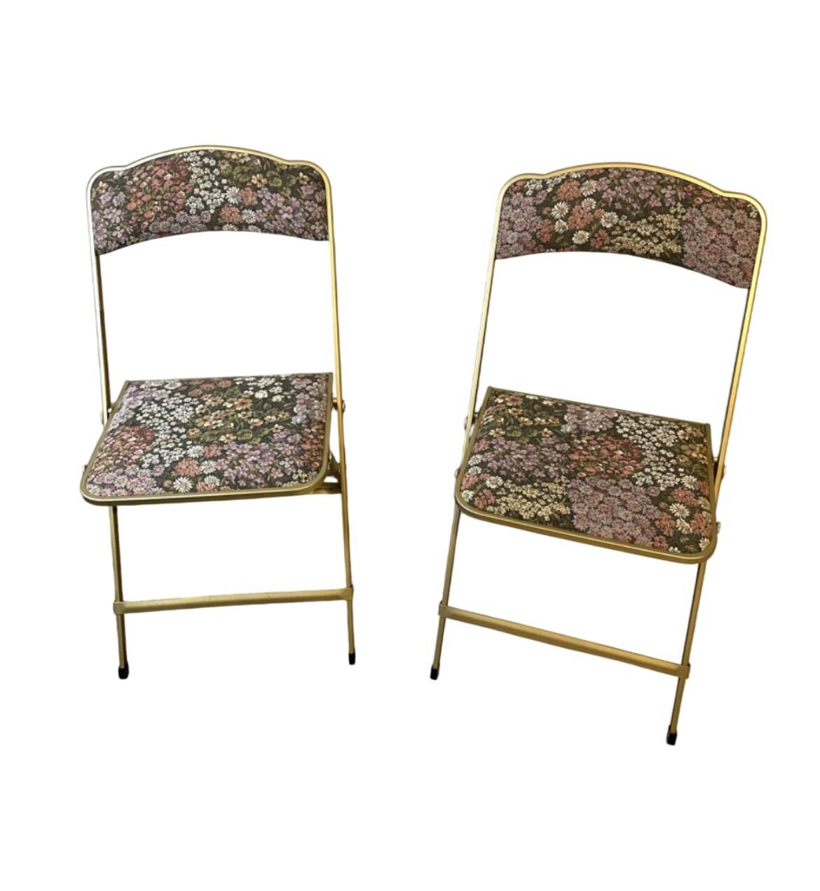 Folding chairs with floral pattern