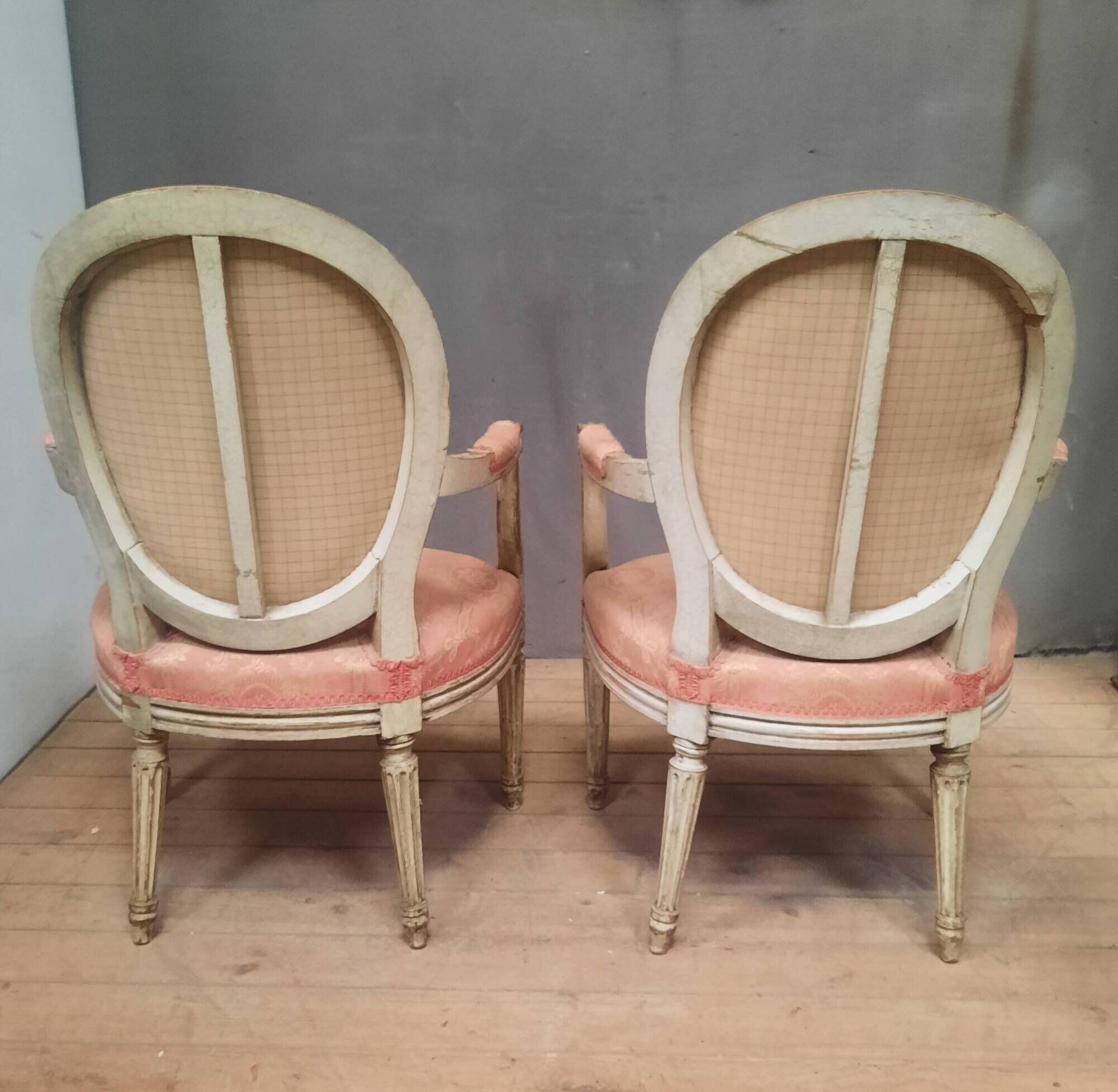 Paire de  fauteuil medaillon de style Louis XVI