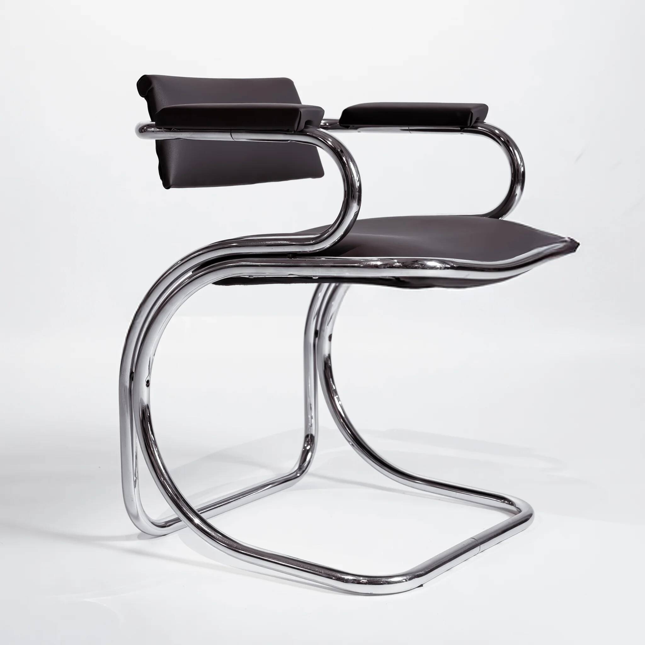 Vintage Italian cantilever chair in chrome tubular metal, 1970s.