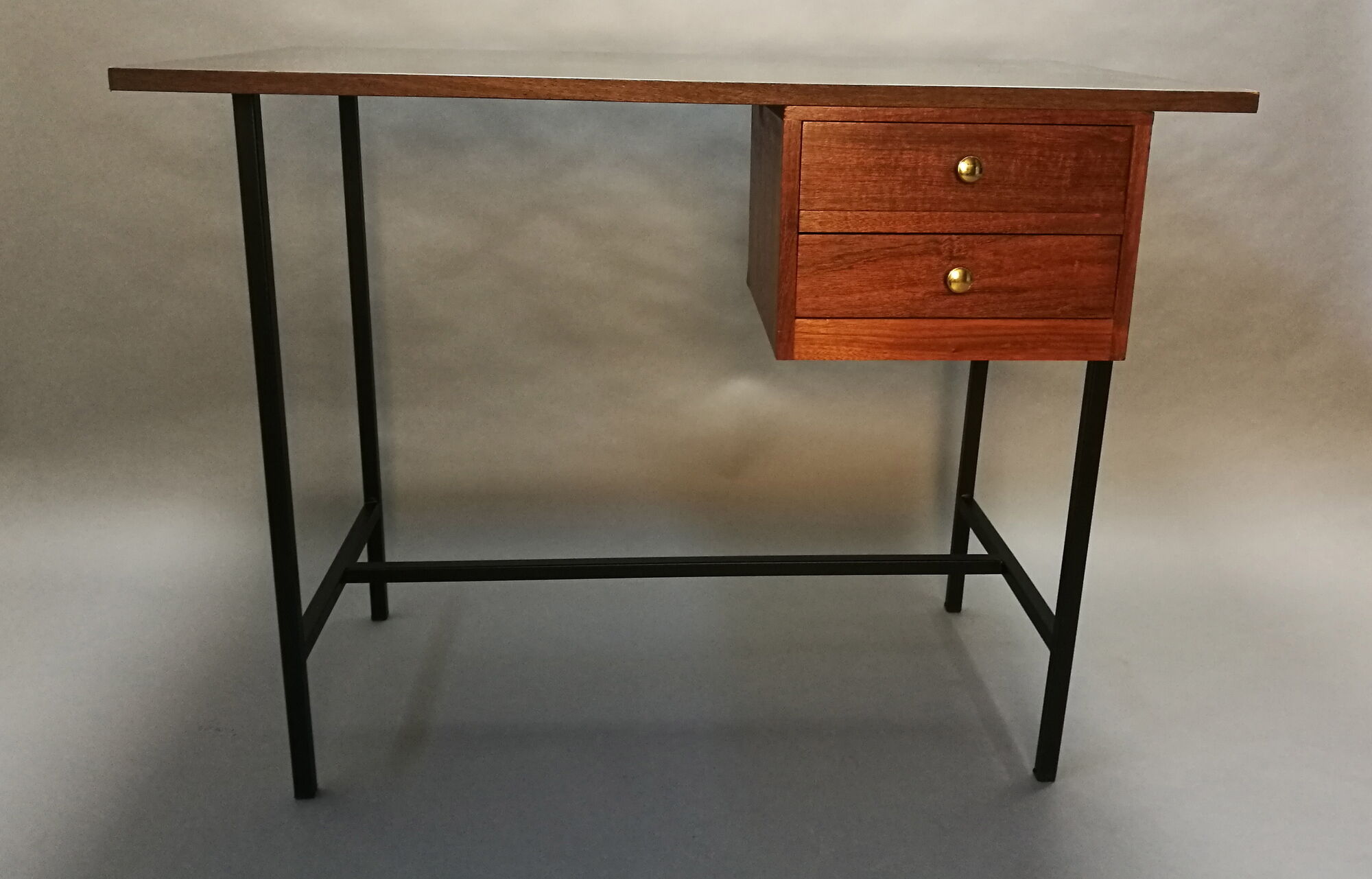 Bureau des années 50/60 en formica noir, acajou, doré