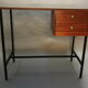 Bureau des années 50/60 en formica noir, acajou, doré
