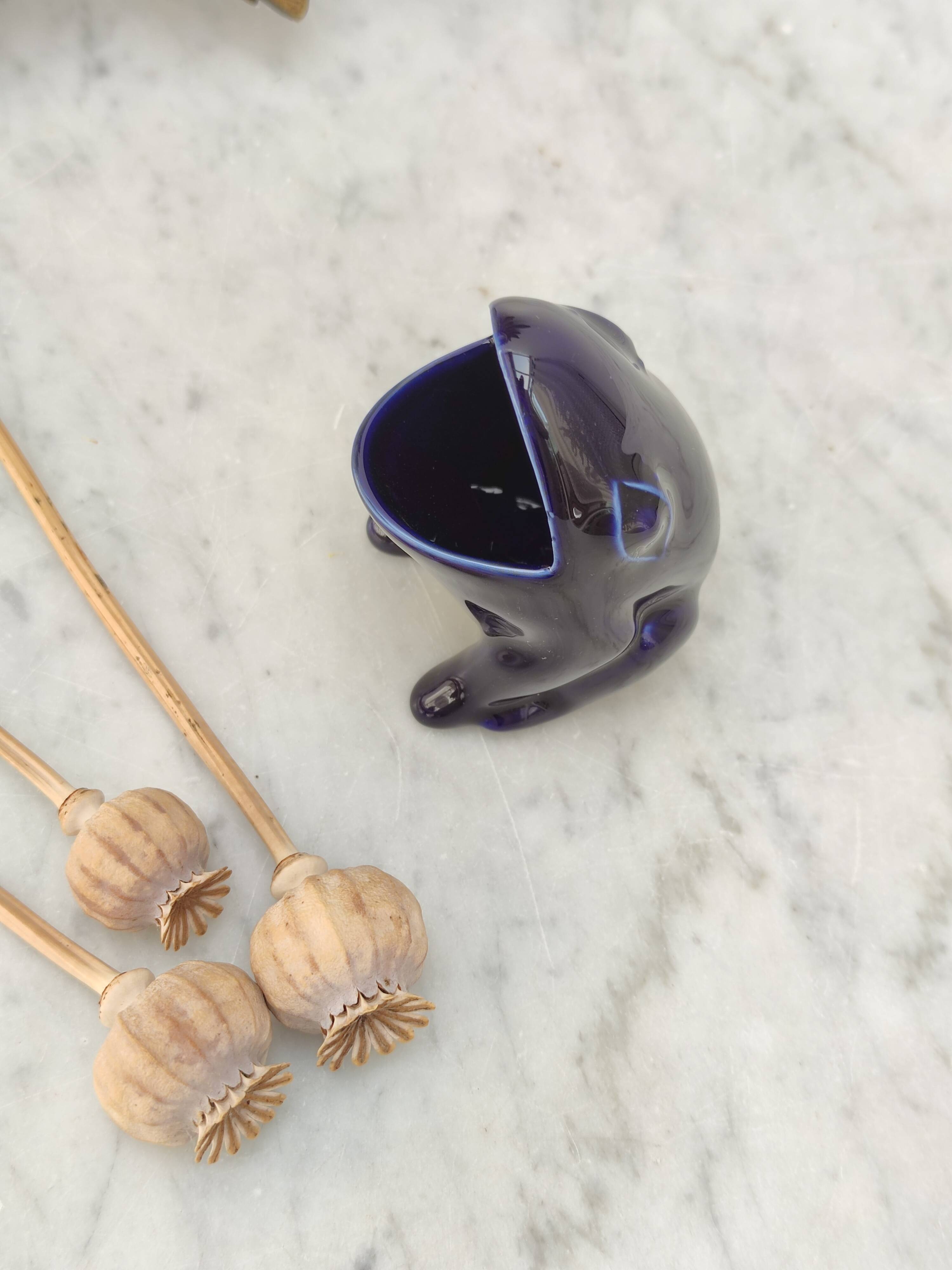 Frog carries bouquet