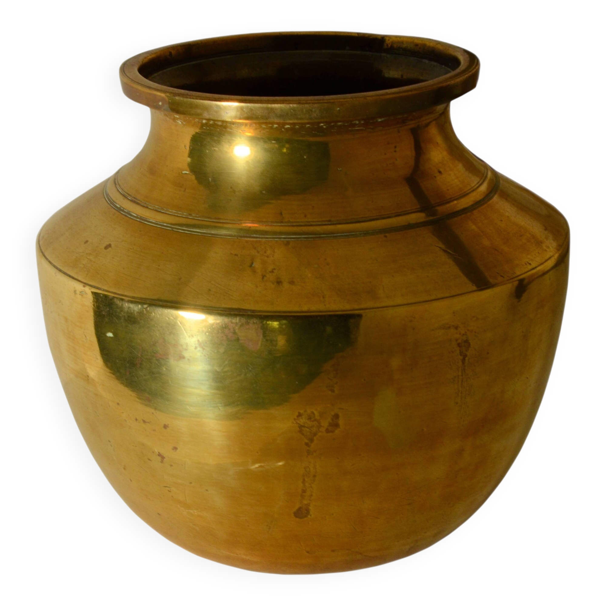 Ethnic vase in antique brass, handcrafted in India.