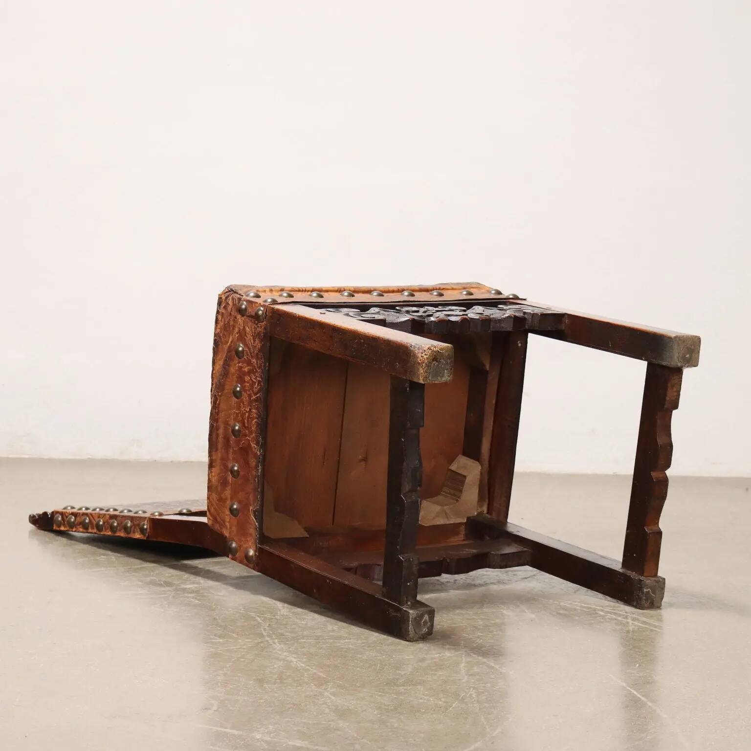 Antique Baroque chair in carved walnut, Italy, 18th century.
