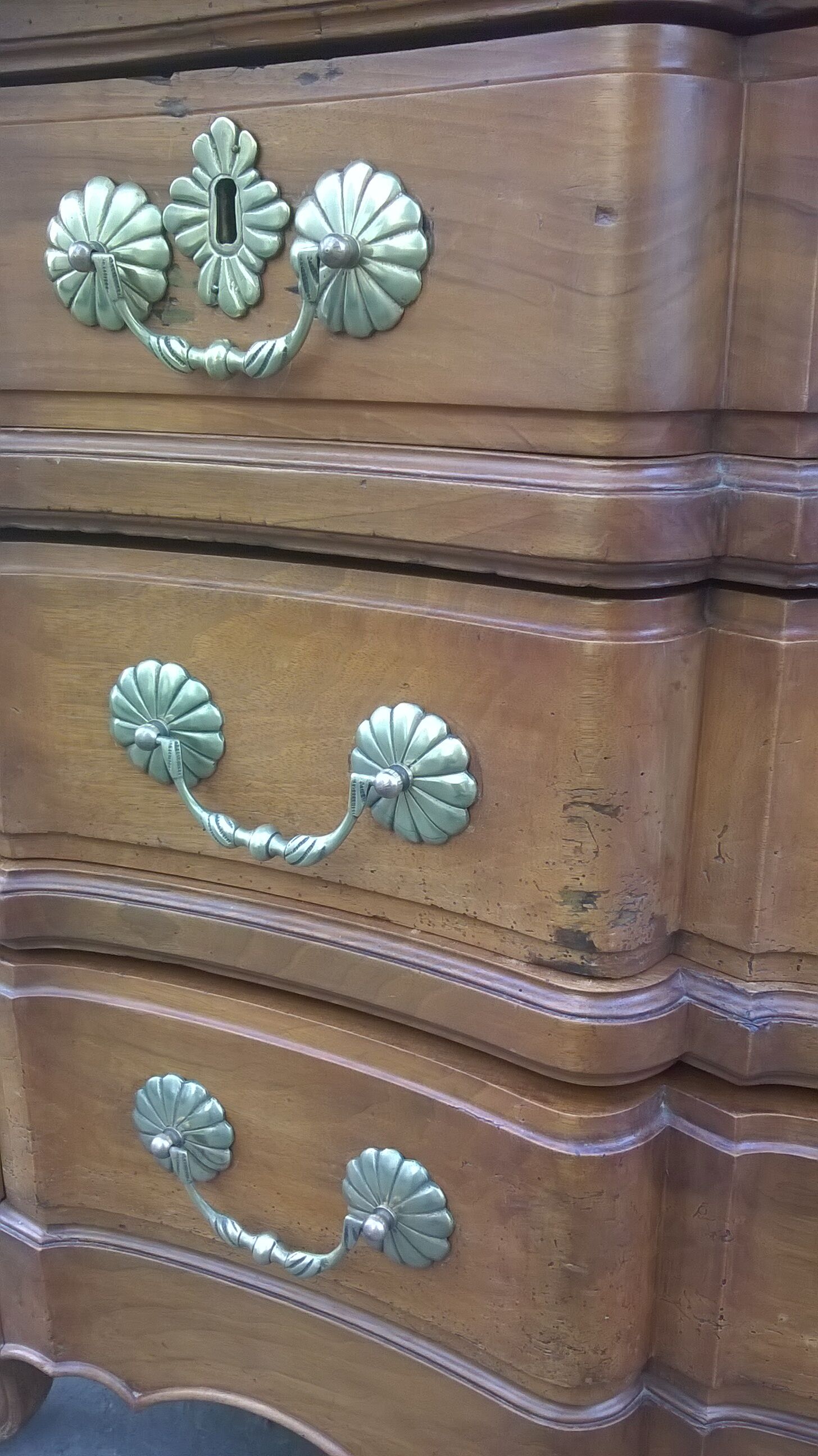 Commode arbalète en noyer XVlle, Louis XV