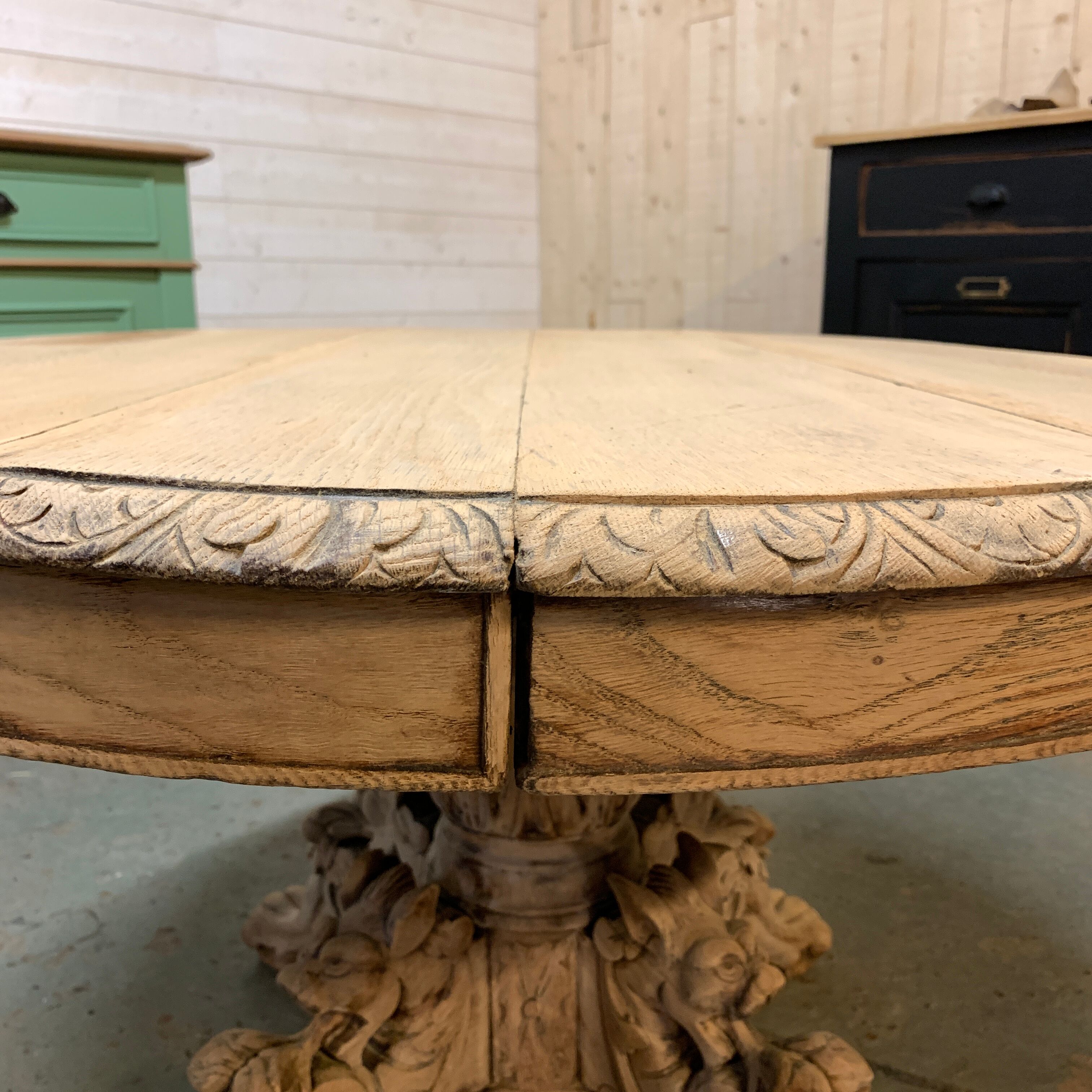 Table Henri II à pattes de lion en chêne brut extensible .