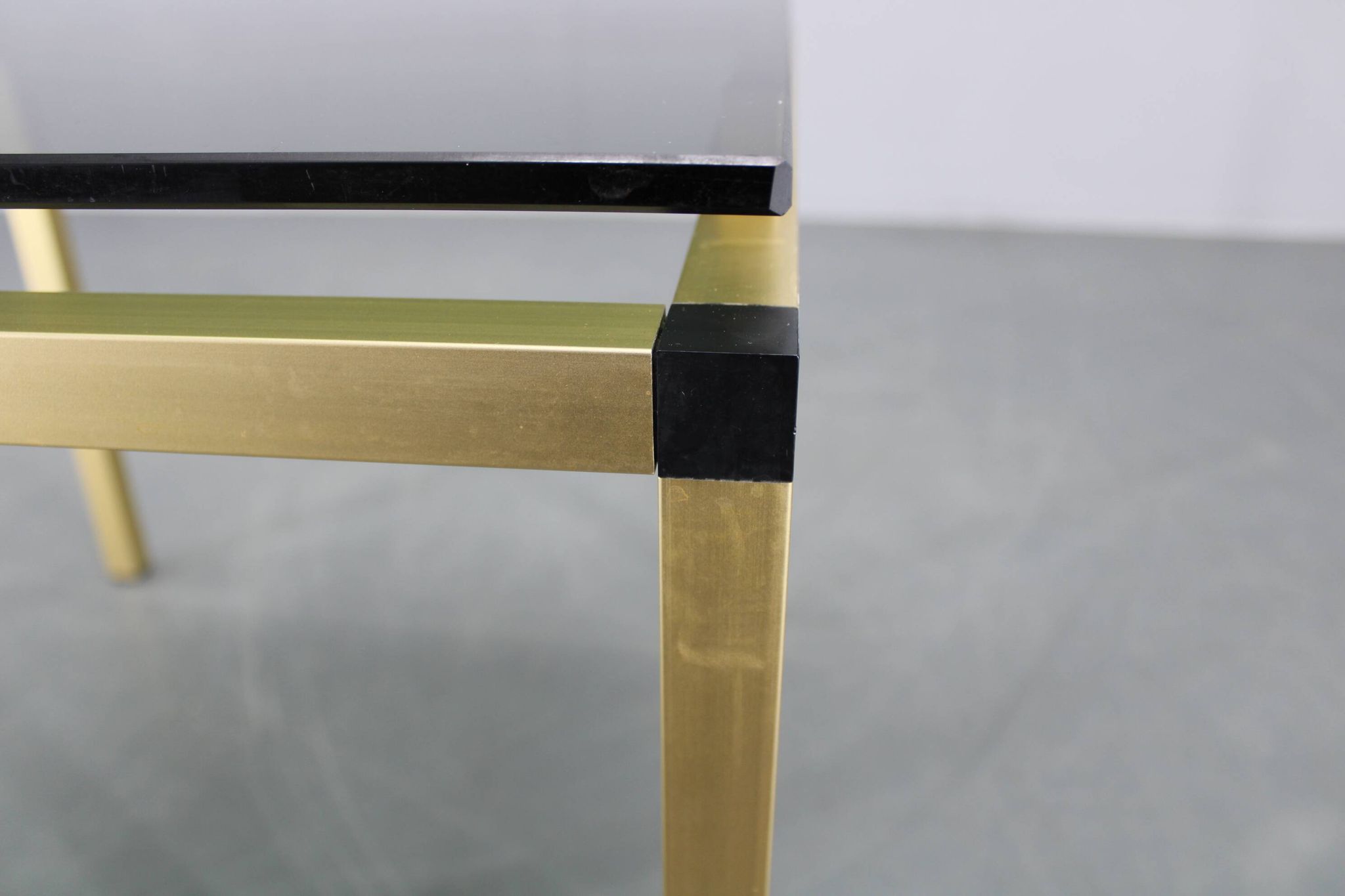 Table basse italienne des années 1970 avec finition en laiton et plateau en verre fumé