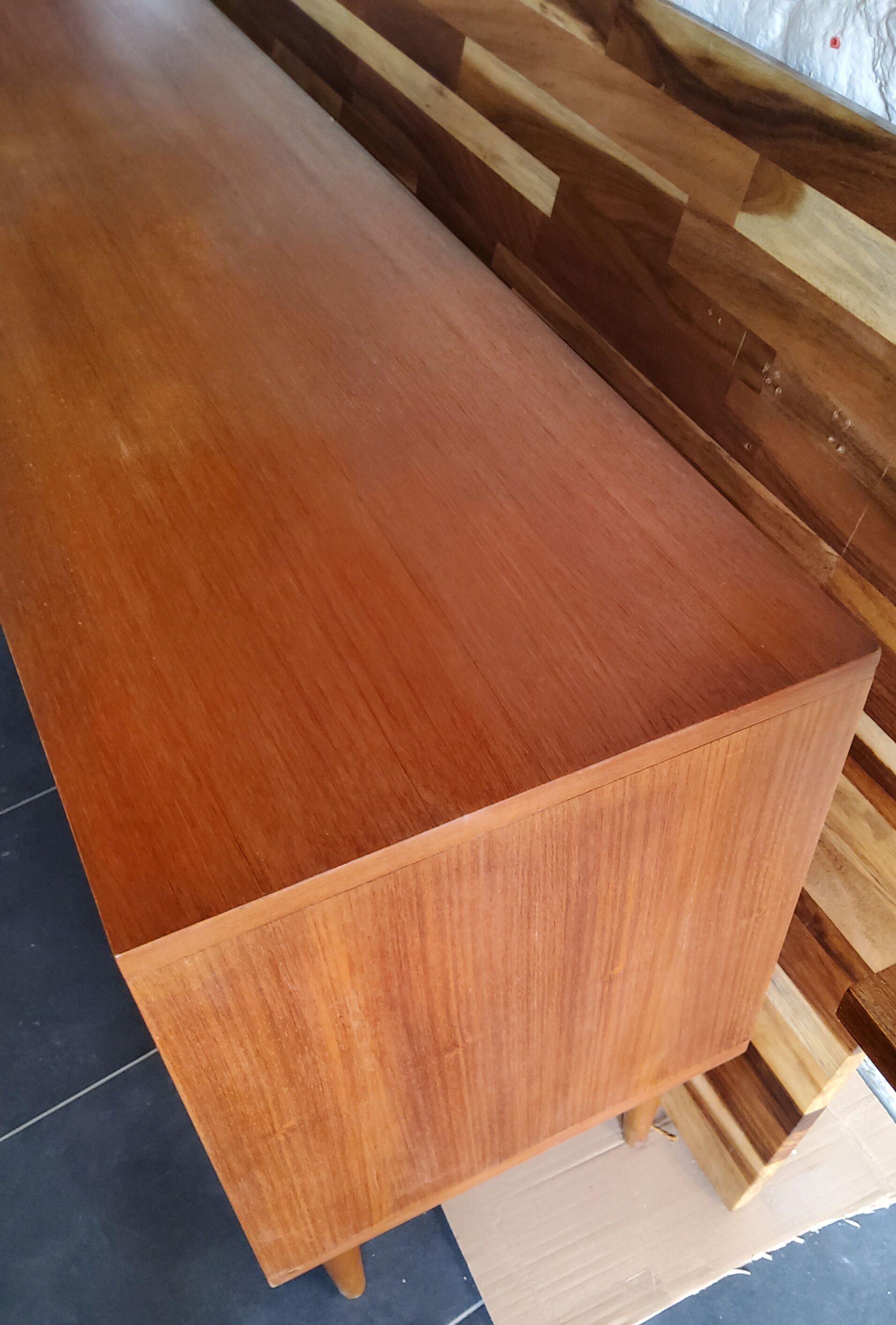 Sidbeoard with sliding doors and ceramic decoration