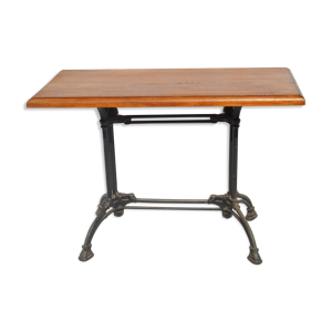 table de bistrot avec