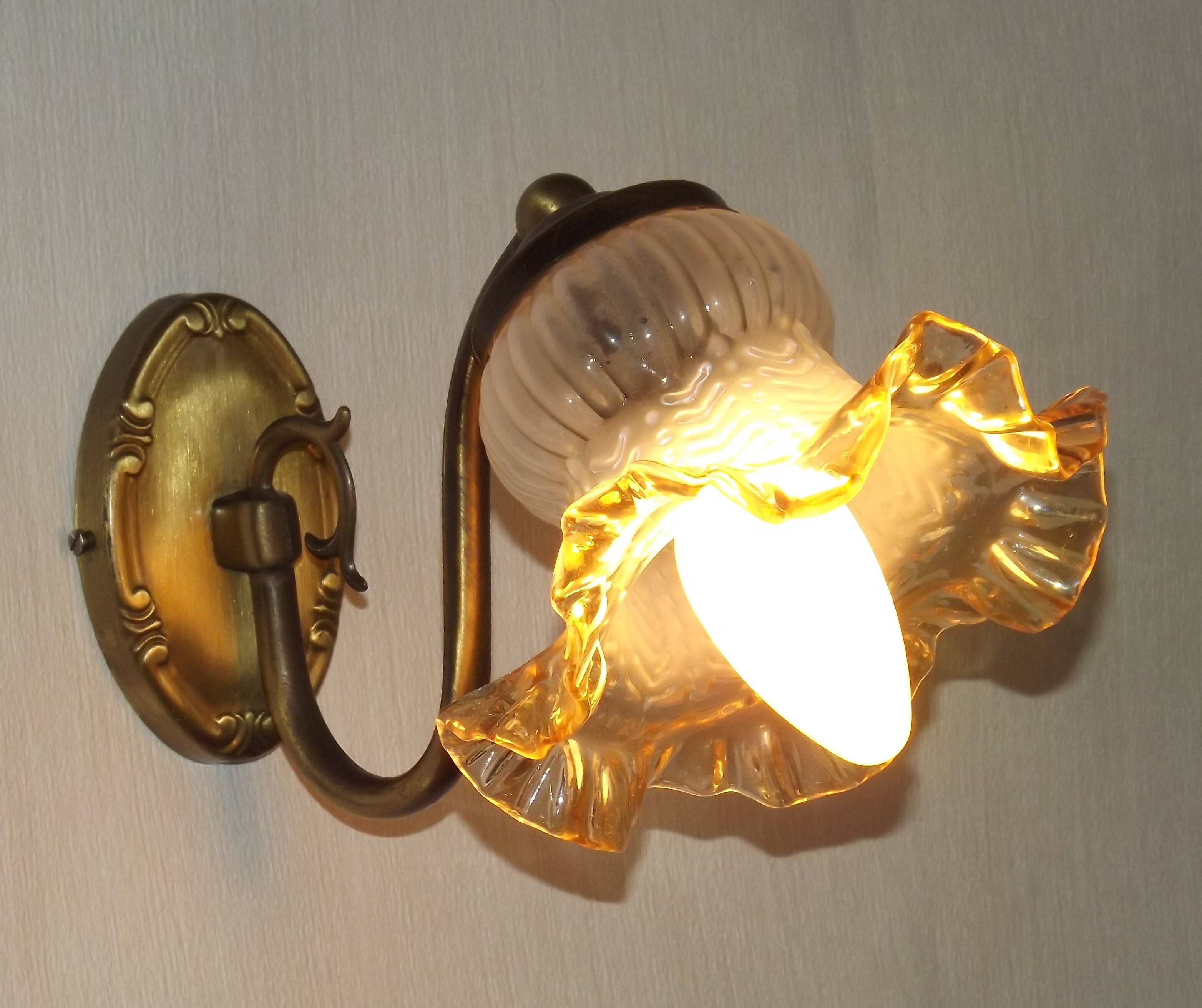 French vintage wall lamp in brass with a glass shade featuring frills and patterns 5524.