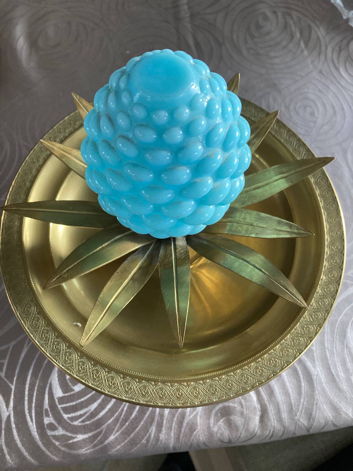 Decorative bowl, dish and leaves in brass.