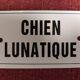 Plaque émaillée « chien lunatique »