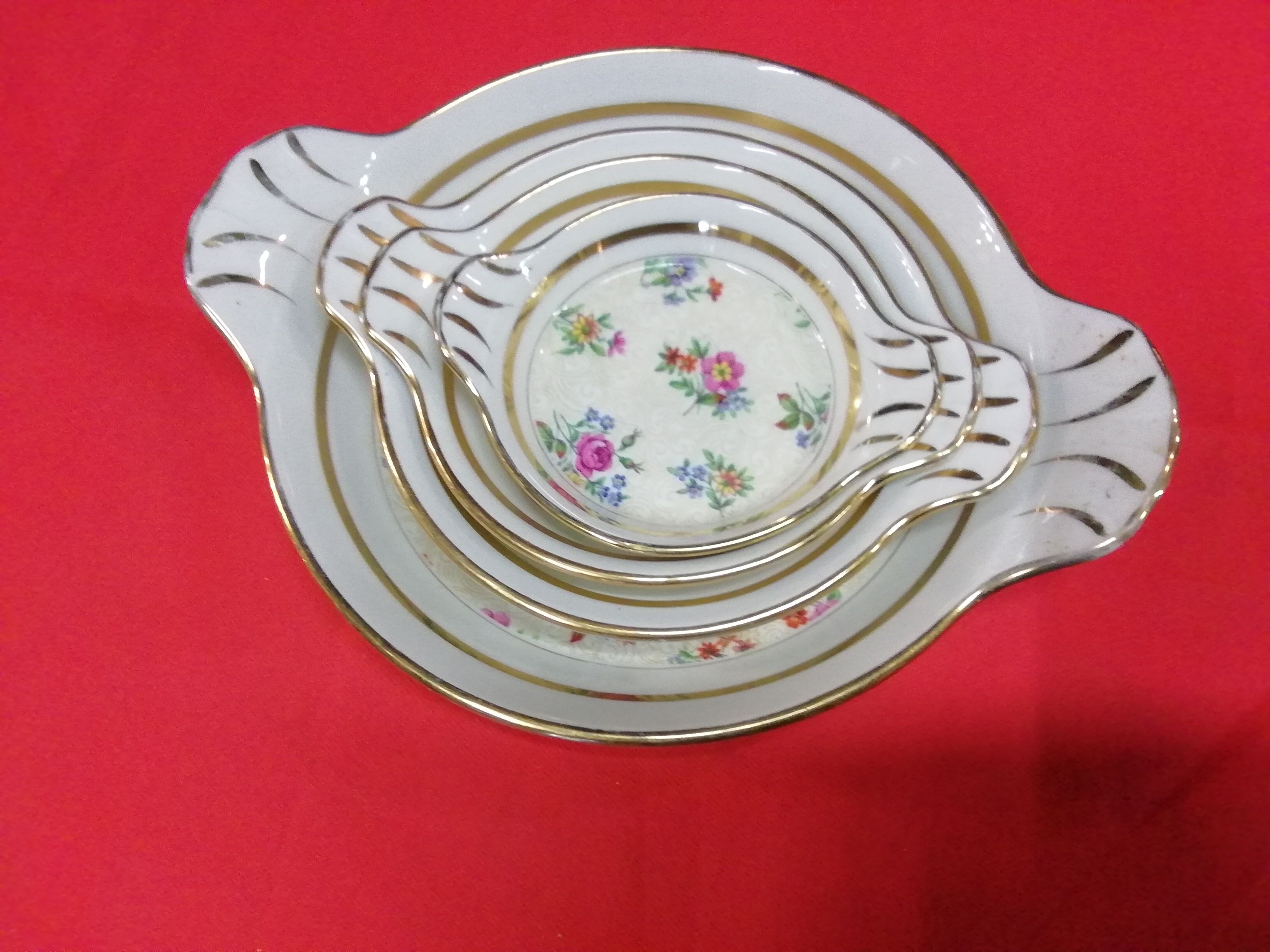 4 dishes or flowery ramekins