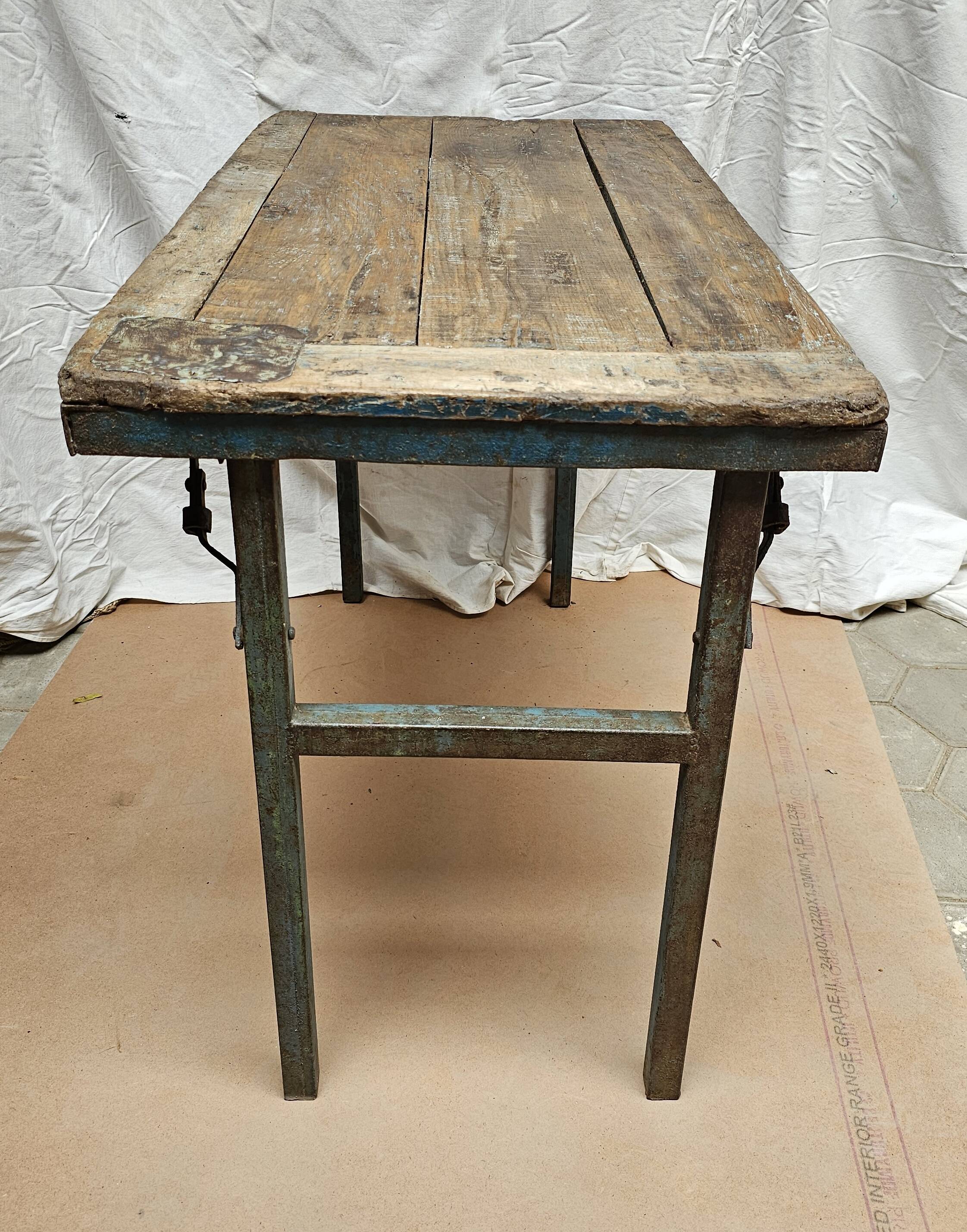 Table pliante d'atelier en teck et fer forgé