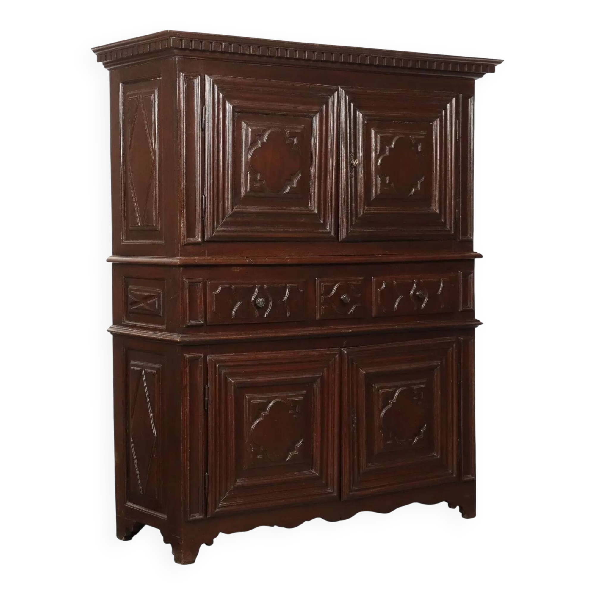 Antique baroque wardrobe in walnut, Italy, 18th century.