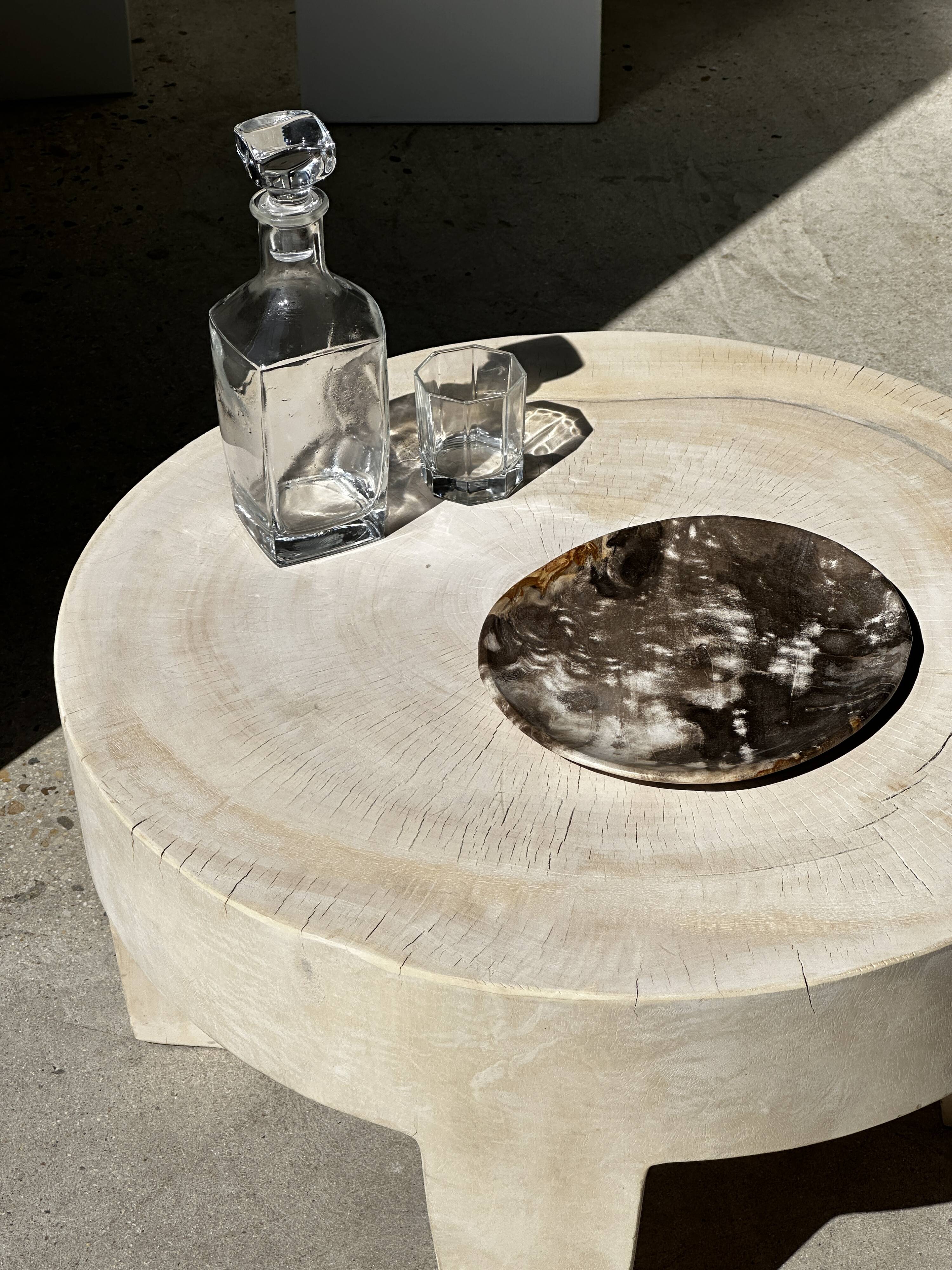 Medium petrified wood dish or pocket emptier, predominantly gray 1137