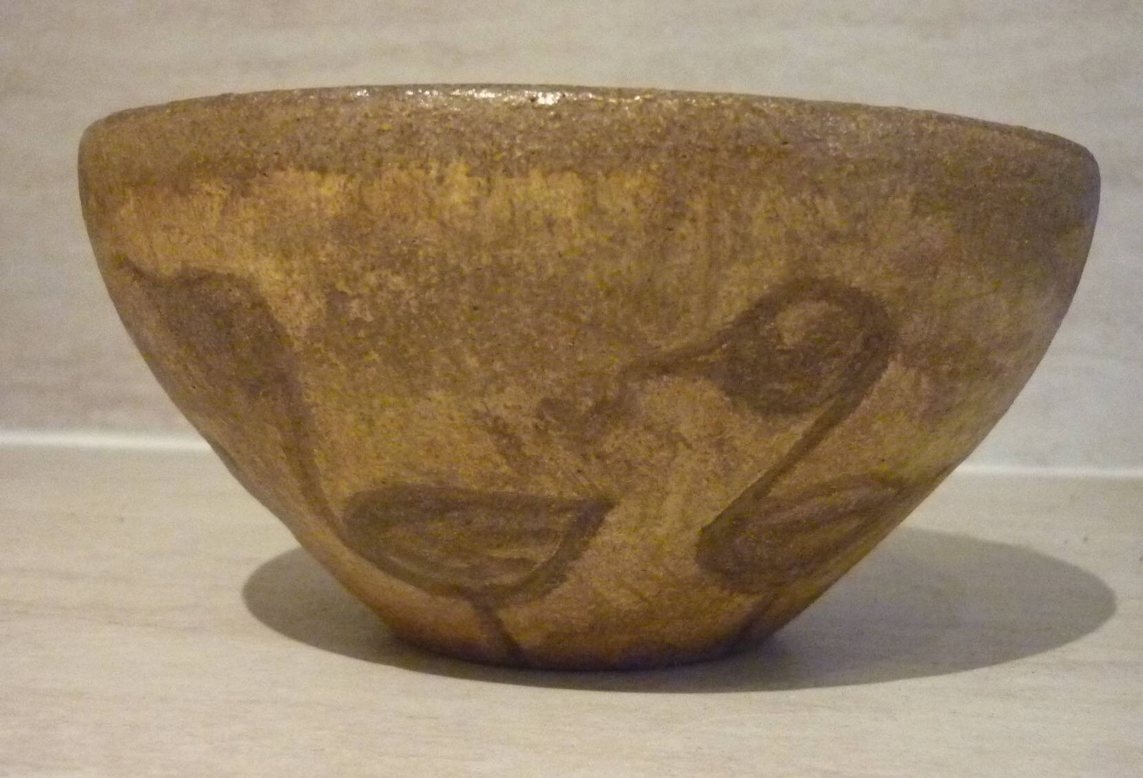 Chamotte clay bowl with bird decoration