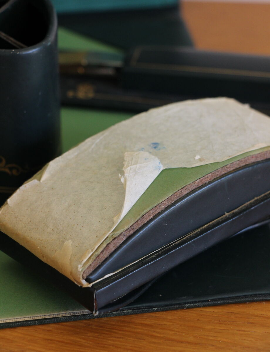 Le Tanneur leather office adornment