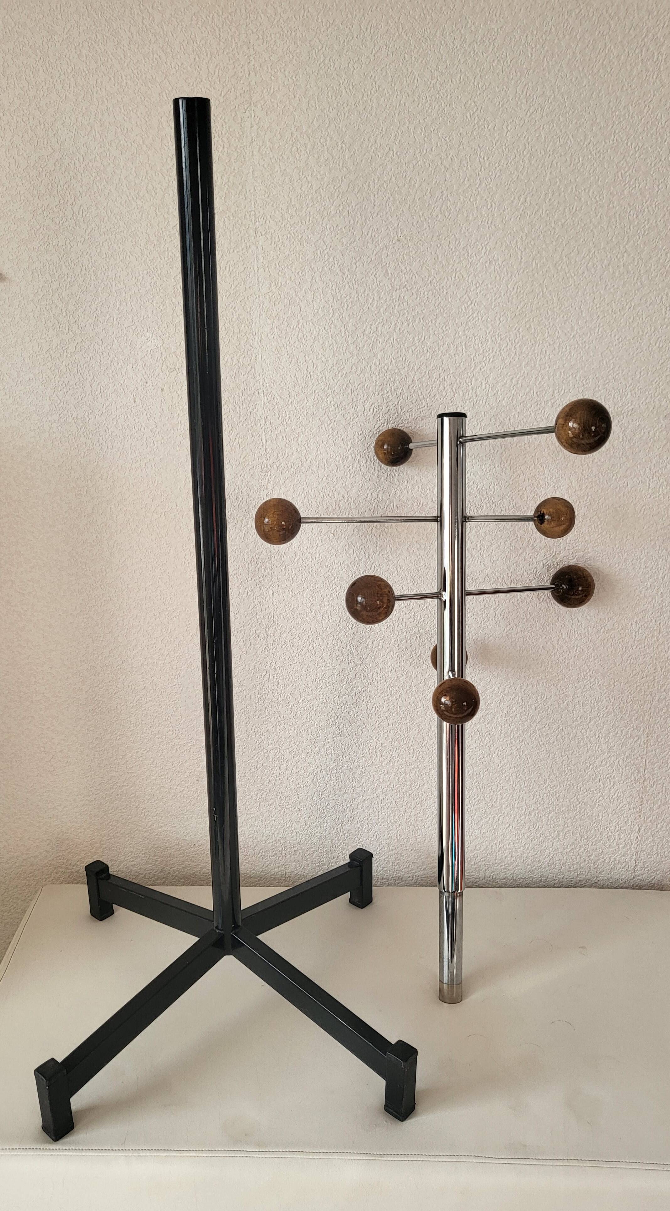 Atomic Coat rack in chrome/black metal and wood.